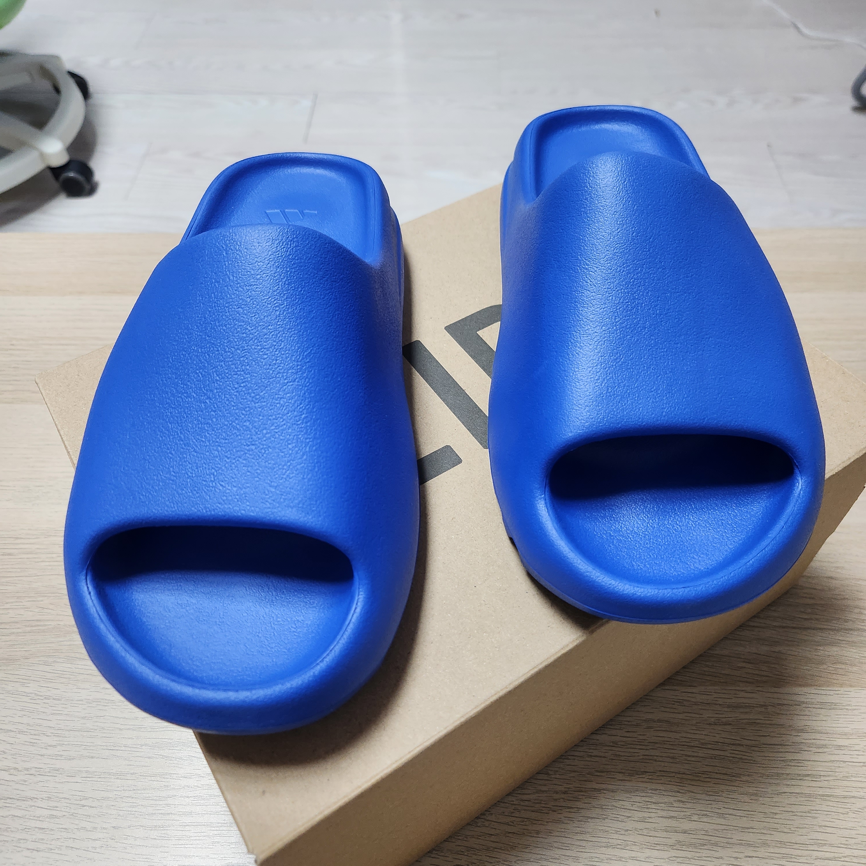 Adidas Yeezy Slide Azure 착용 스타일 - 4