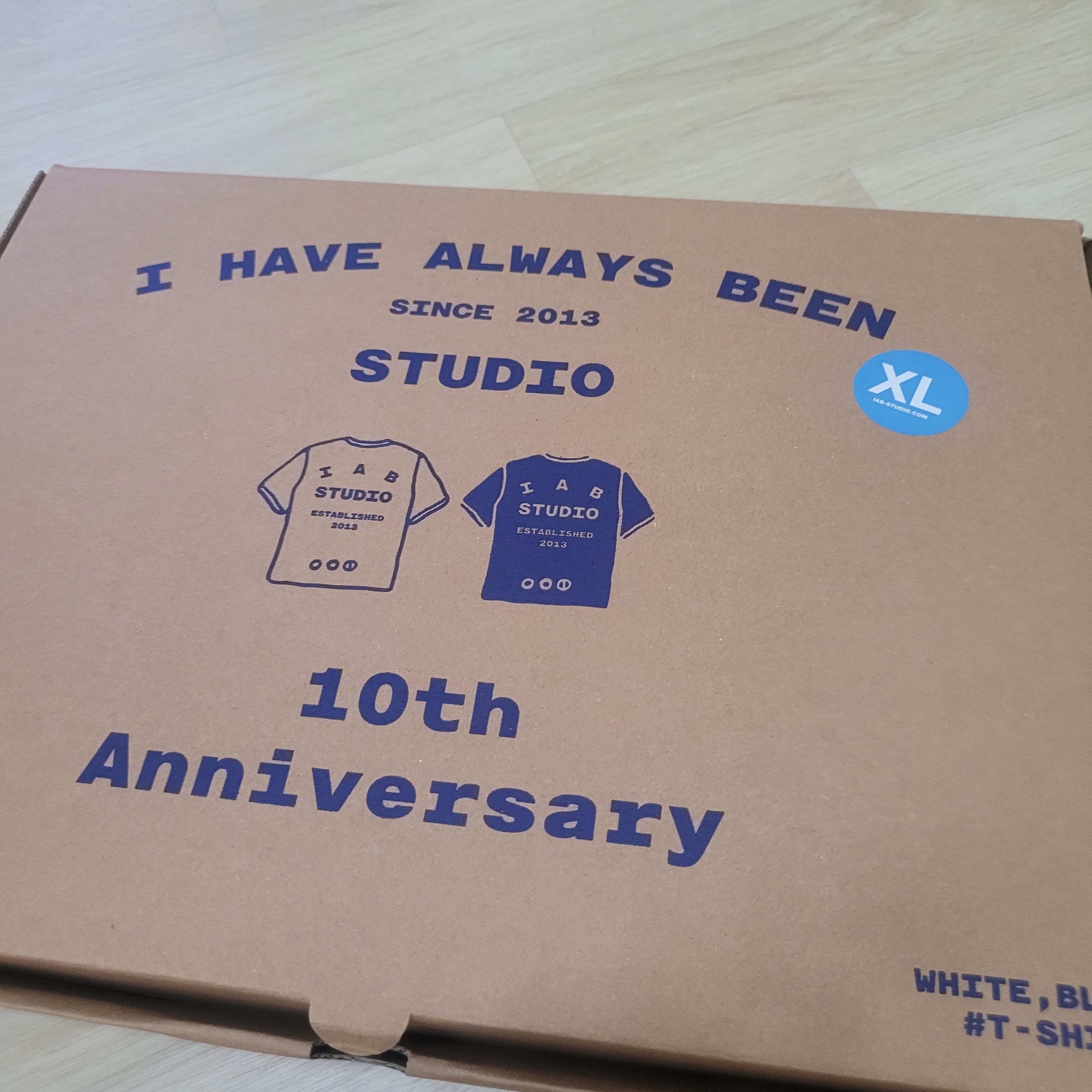IAB Studio 10th Anniversary T-Shirts Pack White & Black (2 Pack) 착용 스타일 - 1