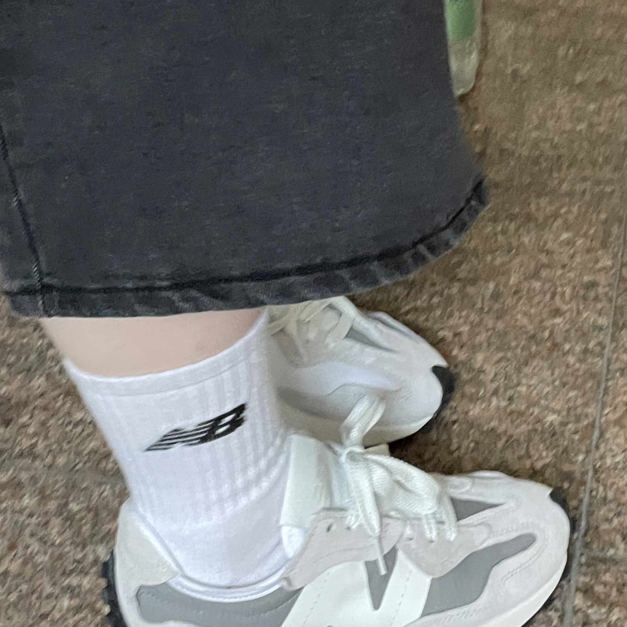 New Balance 327 Grey White 착용 스타일 - 2