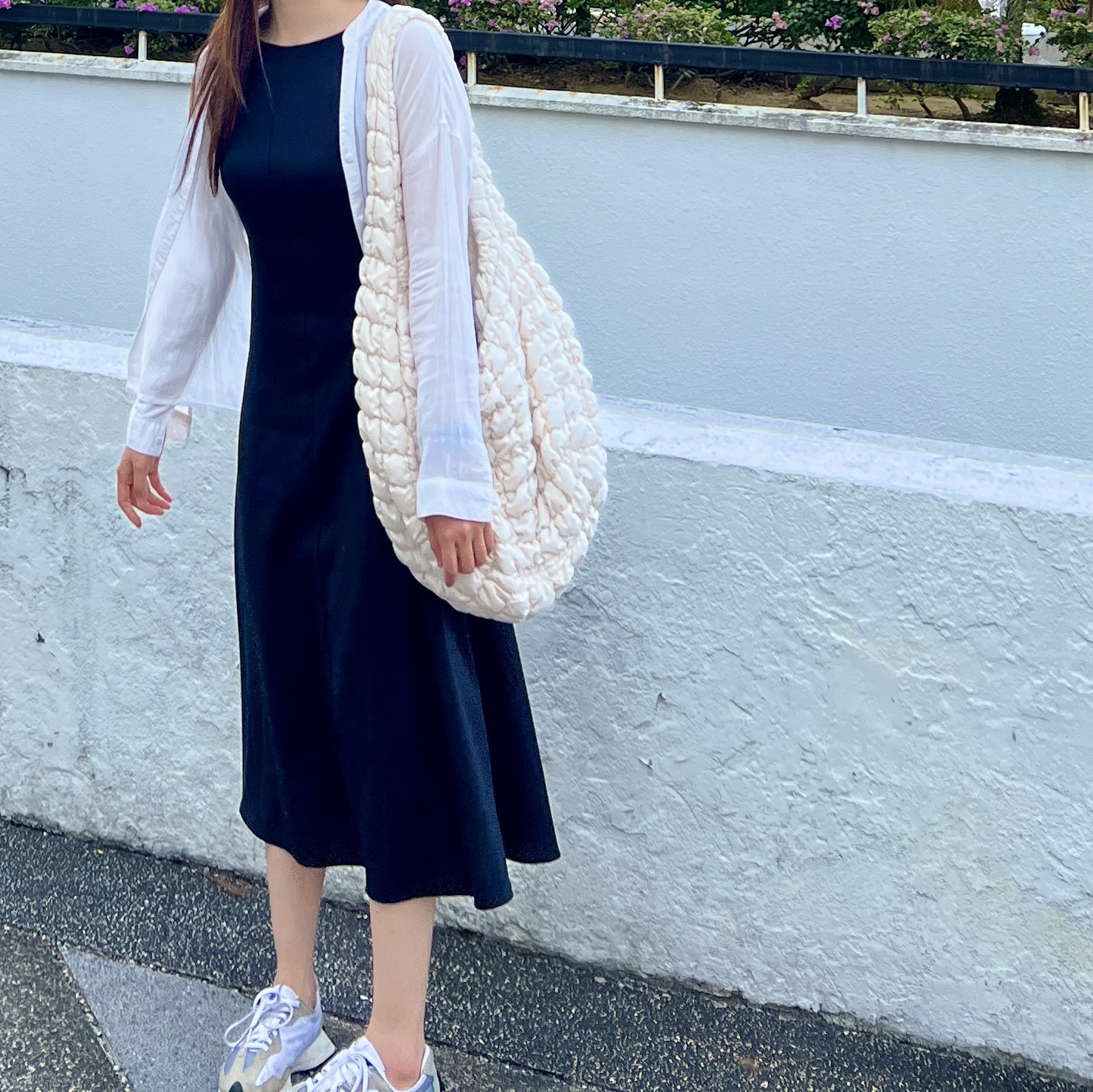COS Quilted Oversized Shoulder Bag Off White Light Beige 착용 스타일