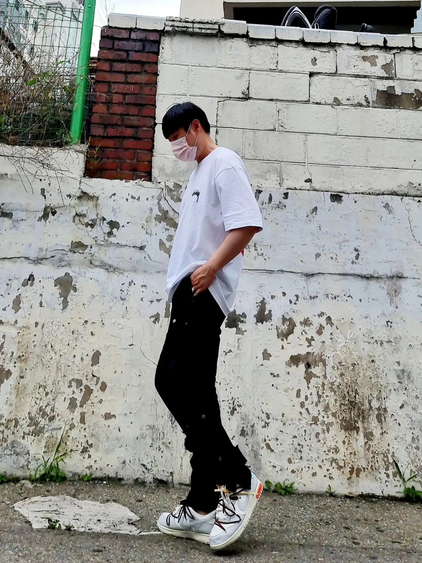 Stussy Fuzzy Dice T-Shirt White, Nike x Off-White Dunk Low The 50 - Lot 46 착용 스타일 - 1