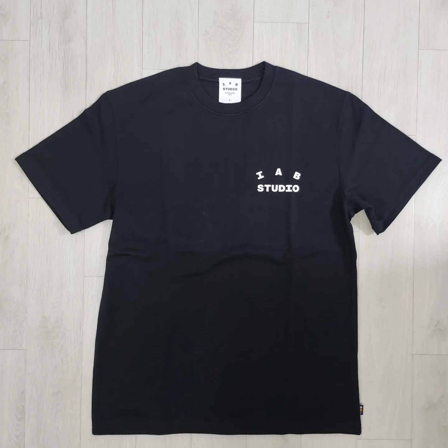 IAB Studio 10th Anniversary T-Shirts Pack White & Black (2 Pack) 착용 스타일 - 4