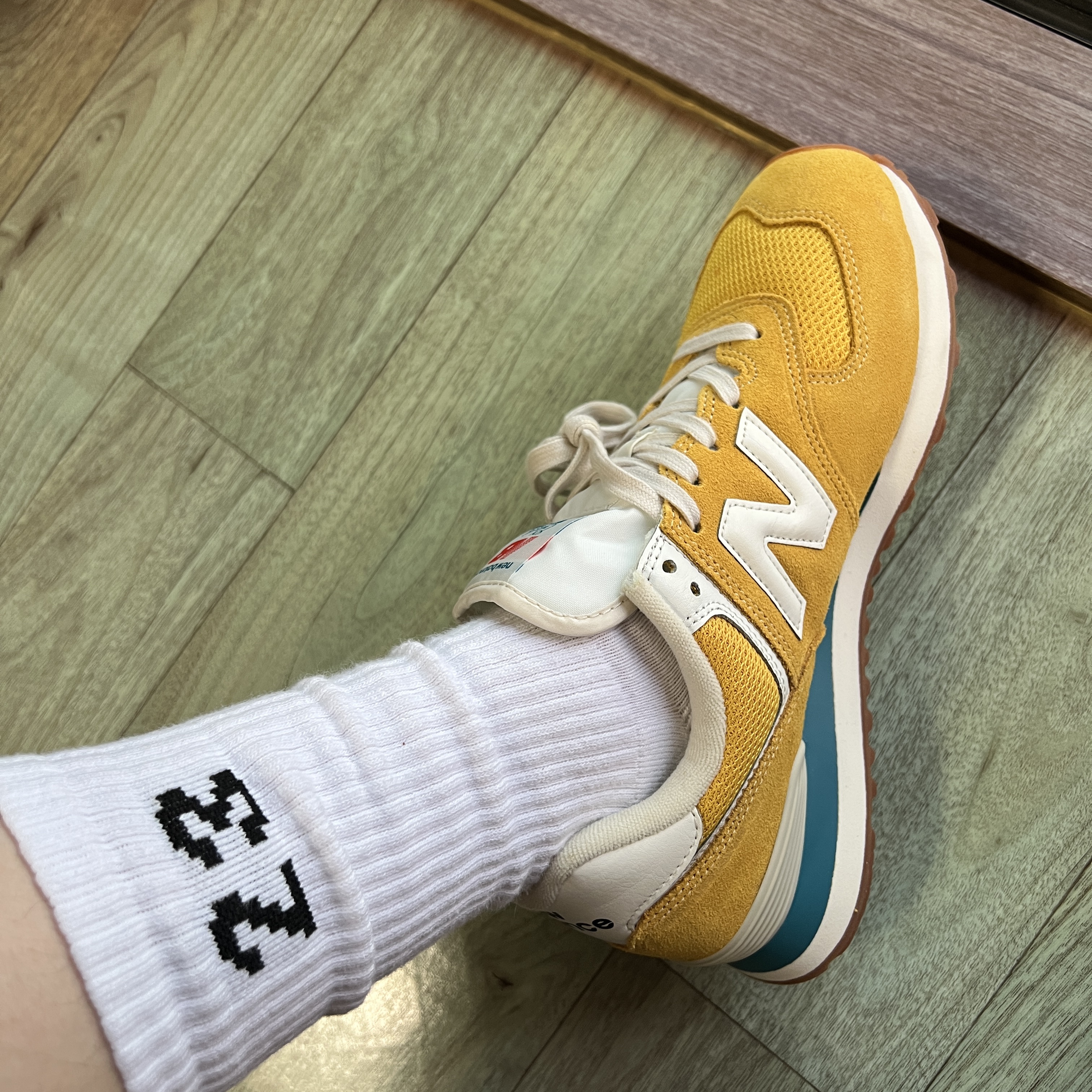 New Balance 574 Yellow 착용 스타일 - 1