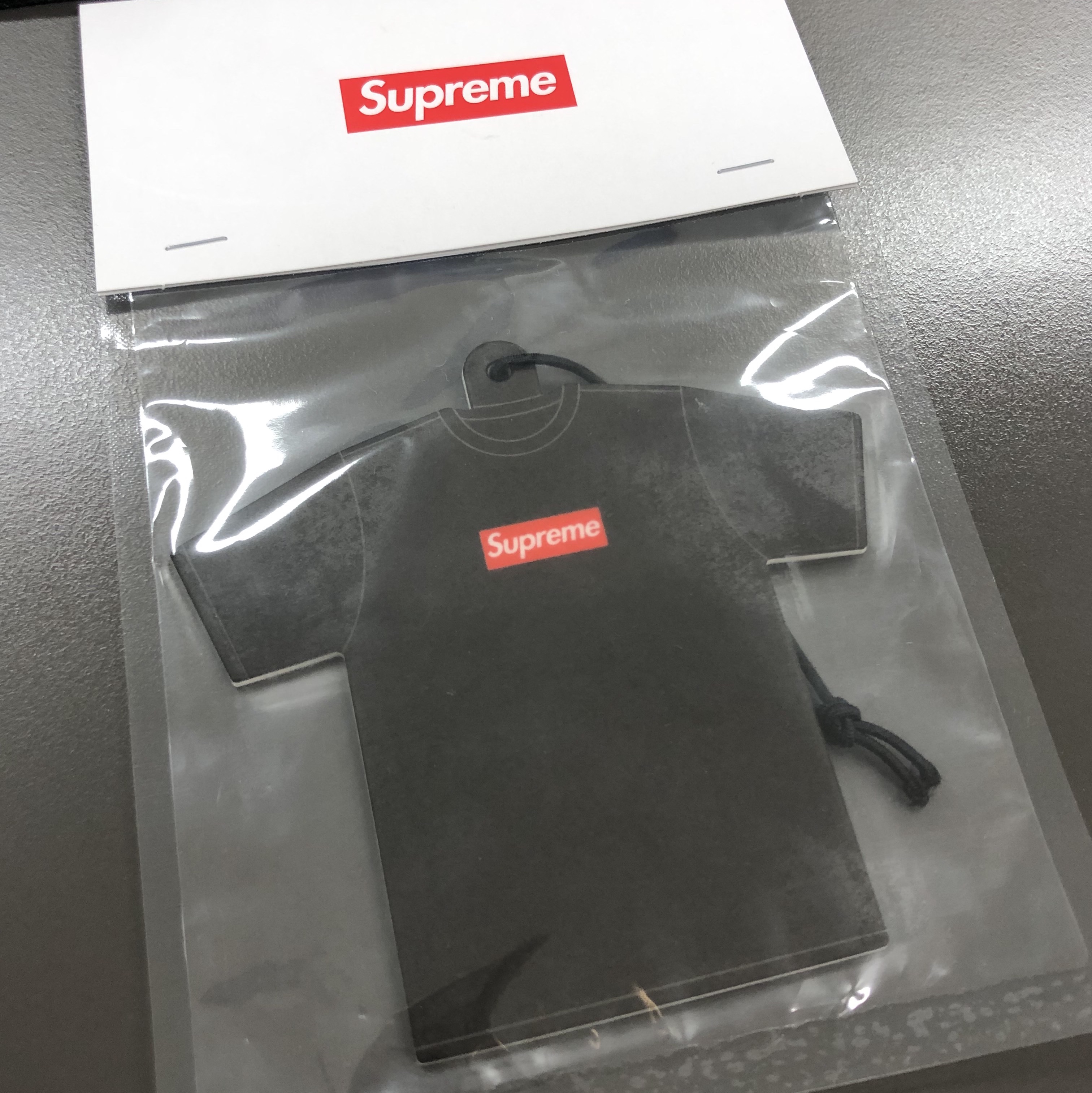 Supreme Kuumba T-Shirt Air Freshener Black - 22FW 착용 스타일