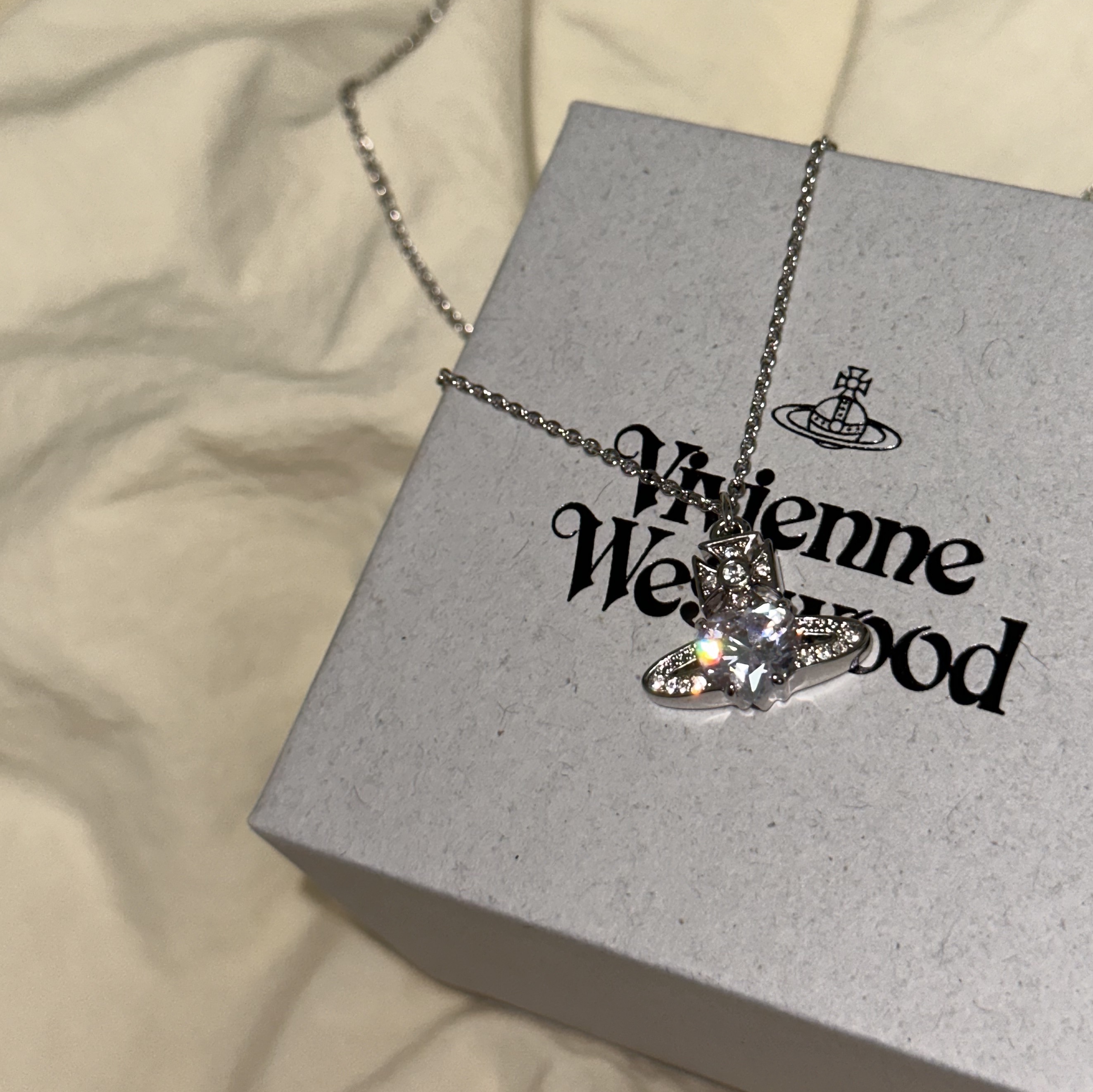 Vivienne Westwood Ariella Pendant Platinum 착용 스타일 - 1