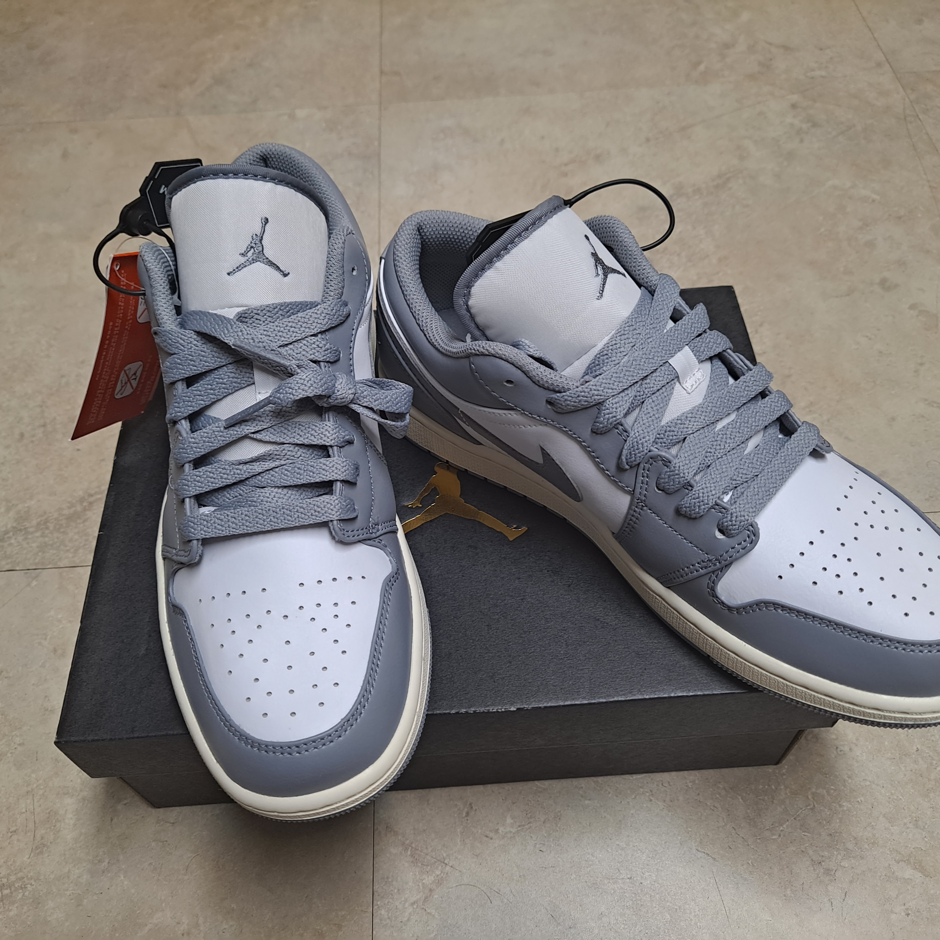 Jordan 1 Low Stealth and White 착용 스타일
