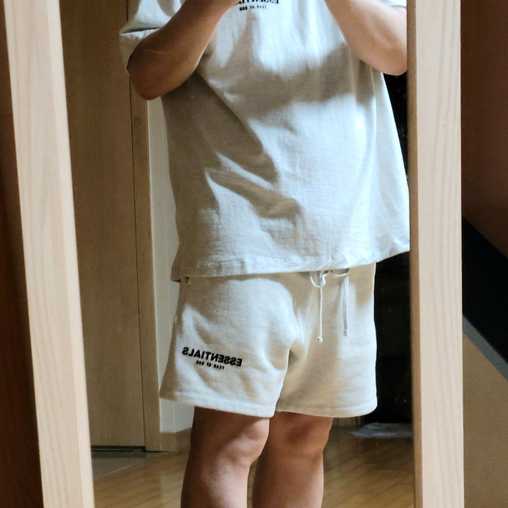 Essentials The Core Collection T-Shirt Light Oatmeal, Essentials The Core Collection Sweatshorts Light Oatmeal 착용 스타일