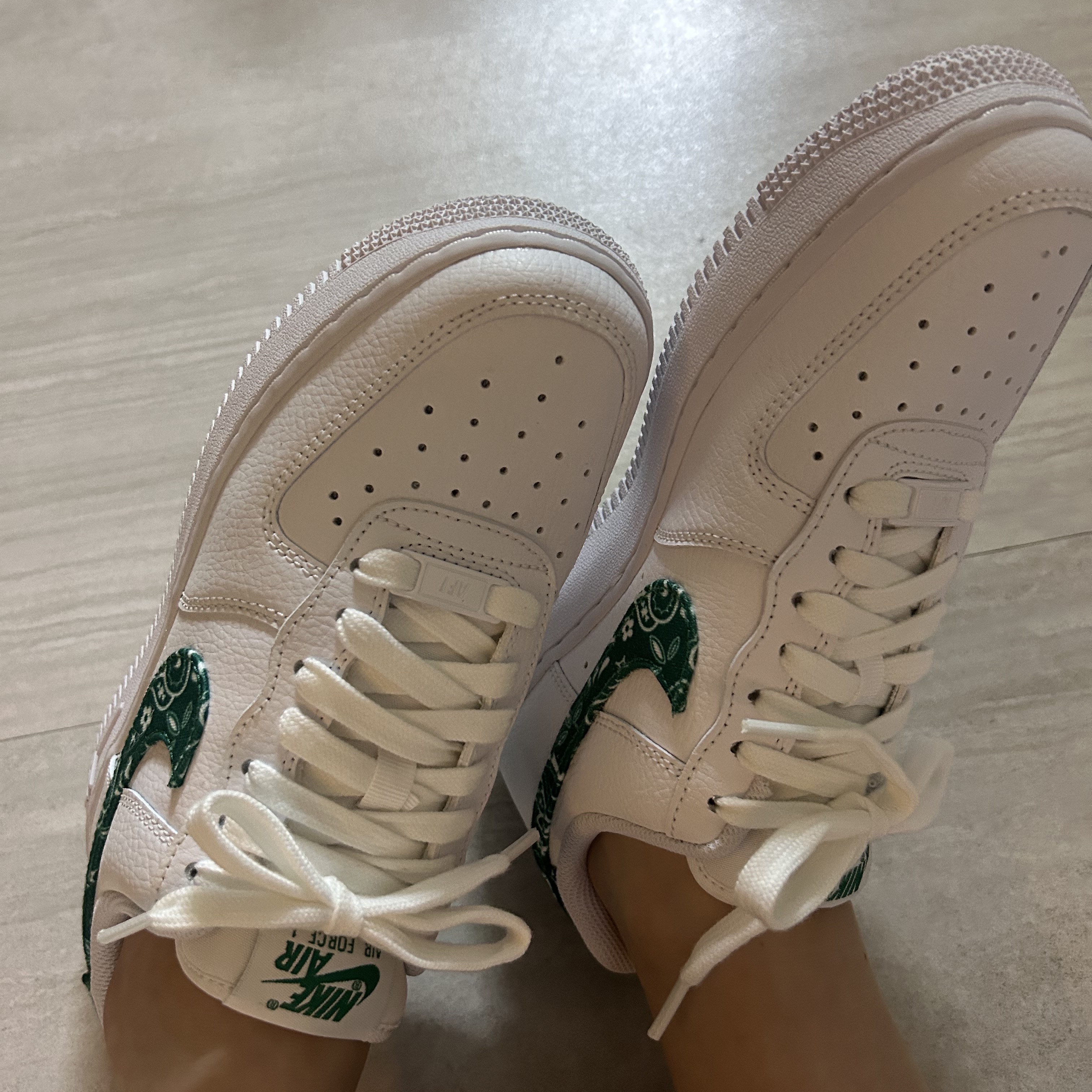 (W) Nike Air Force 1 '07 Essential Paisley Swoosh White Malachite 착용 스타일 - 3