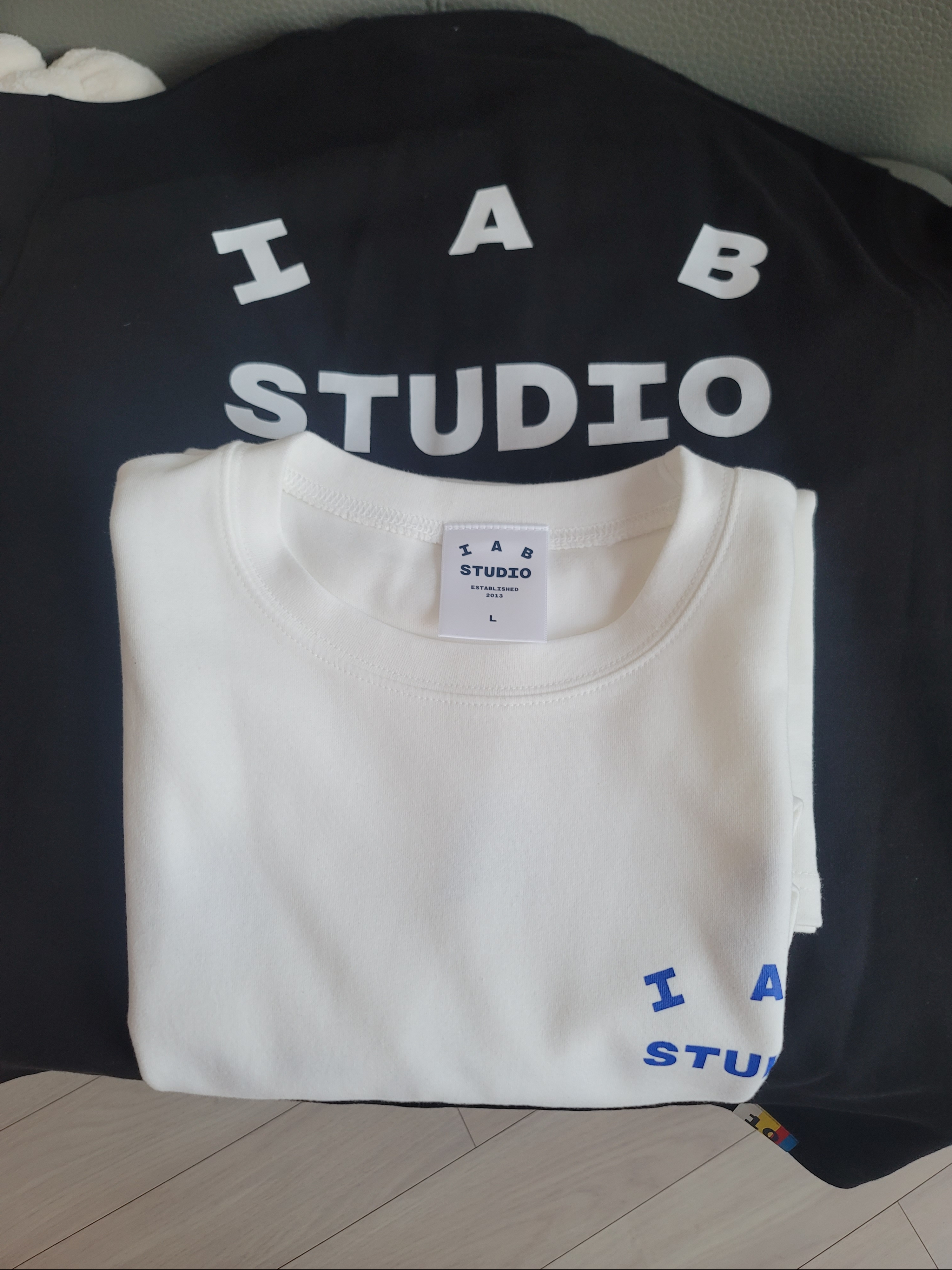 IAB Studio 10th Anniversary T-Shirts Pack White & Black (2 Pack) 착용 스타일