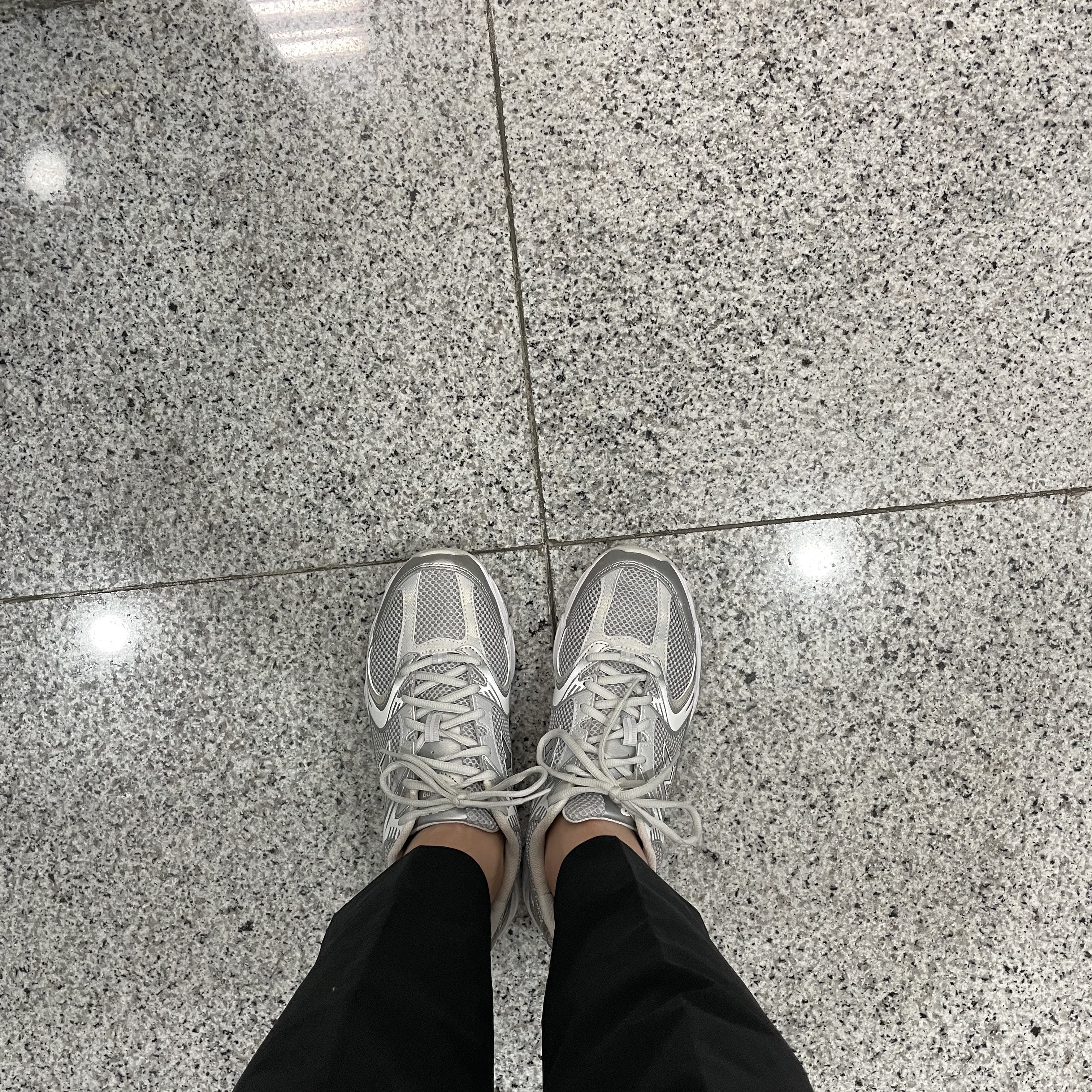 New Balance 530 Silver Grey 착용 스타일