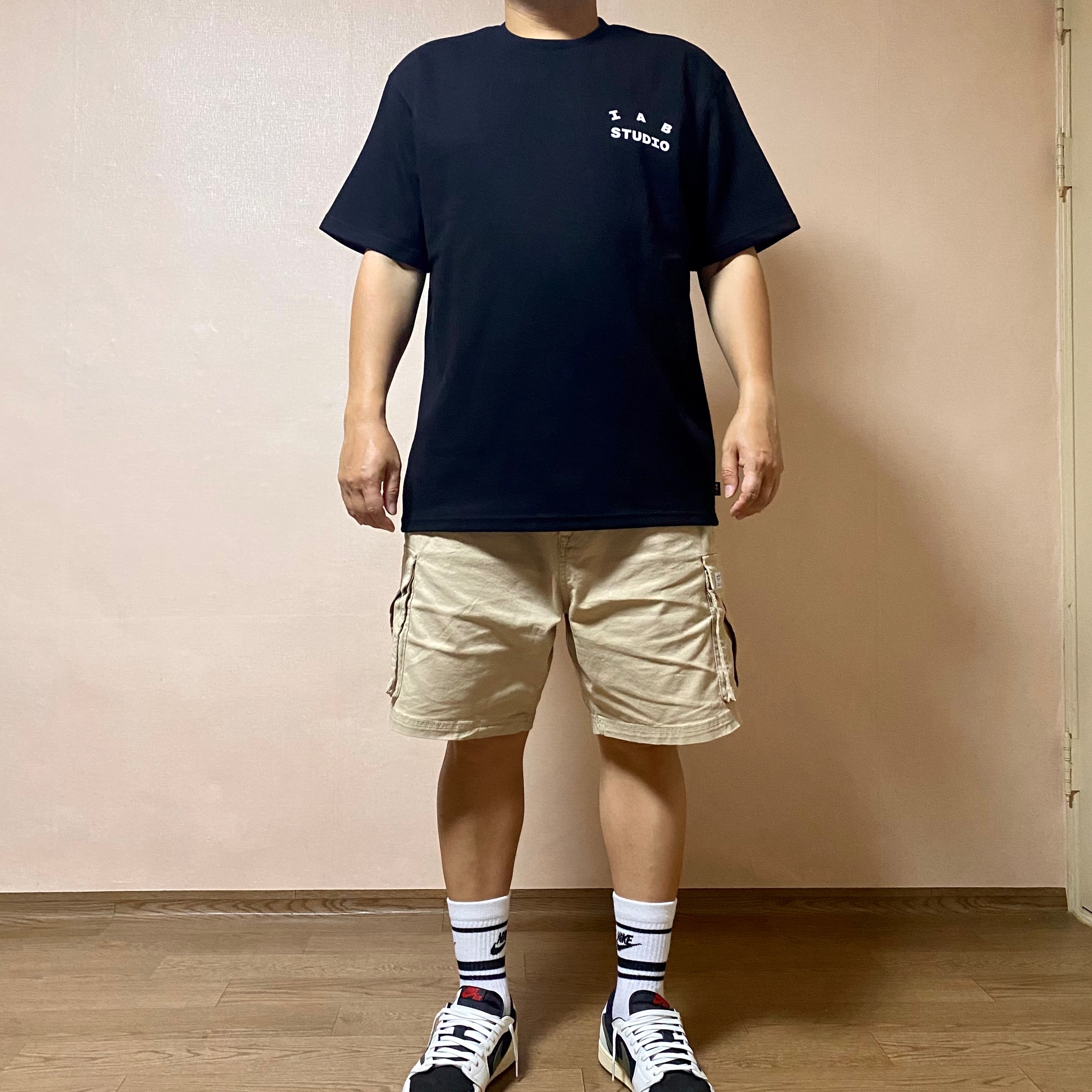 IAB Studio 10th Anniversary T-Shirts Pack White & Black (2 Pack), (W) Jordan 1 x Travis Scott Retro Low OG SP Medium Olive 착용 스타일 - 3