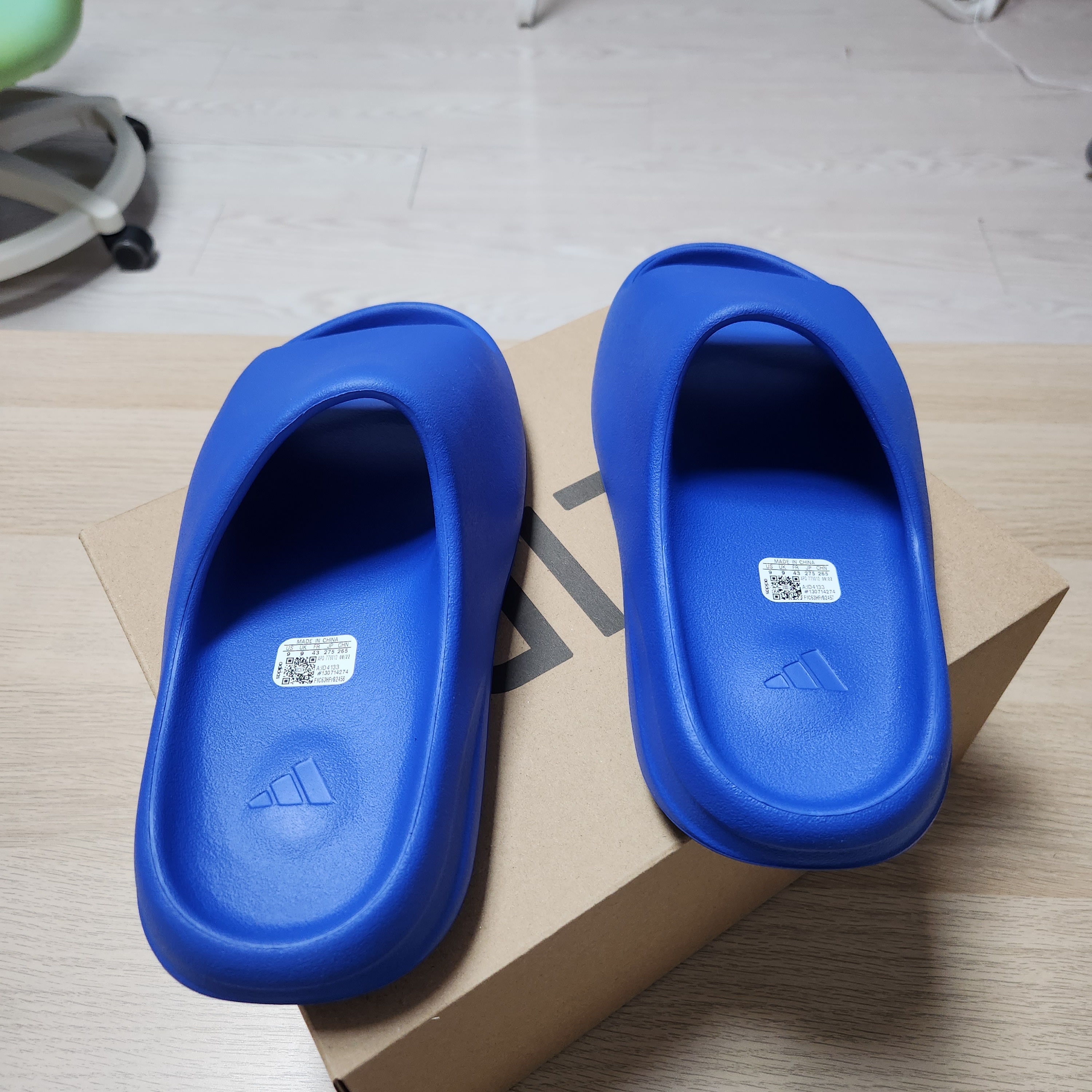 Adidas Yeezy Slide Azure 착용 스타일 - 3