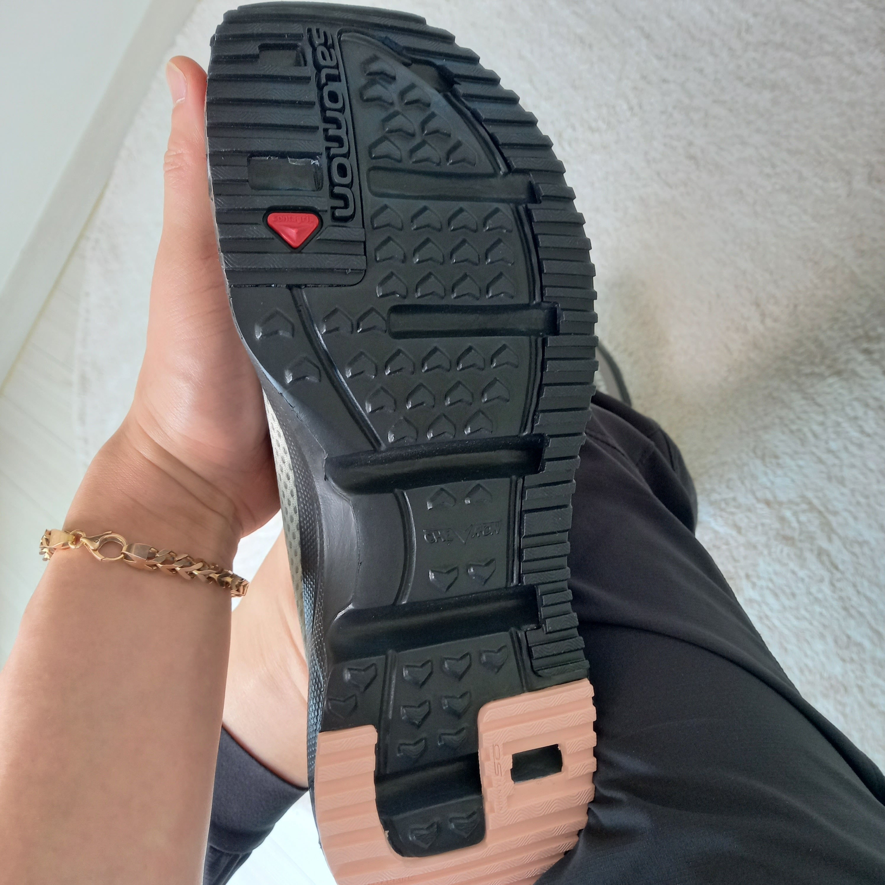 Salomon RX Slide 3.0 Pewter, Arc'teryx Acrople Jogger Black 착용 스타일 - 3
