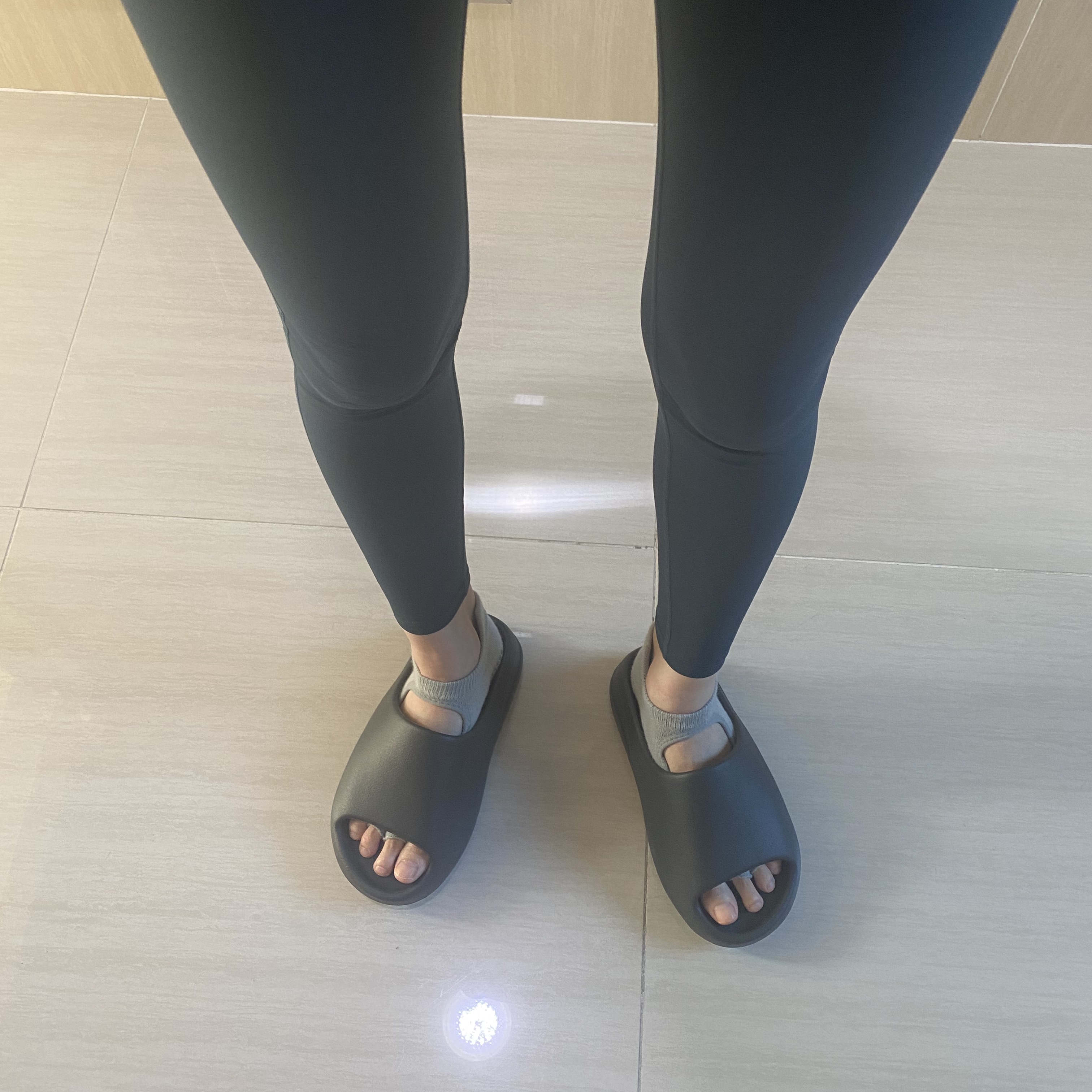 Adidas Yeezy Slide Onyx 착용 스타일 - 1