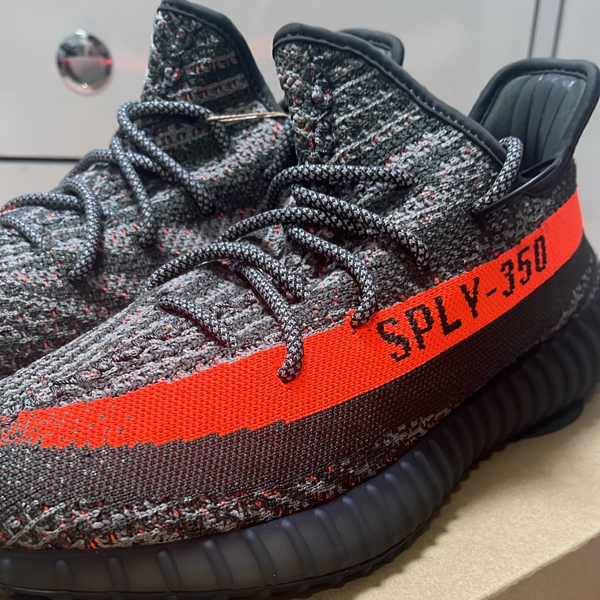 Adidas Yeezy Boost 350 V2 Carbon Beluga 착용 스타일