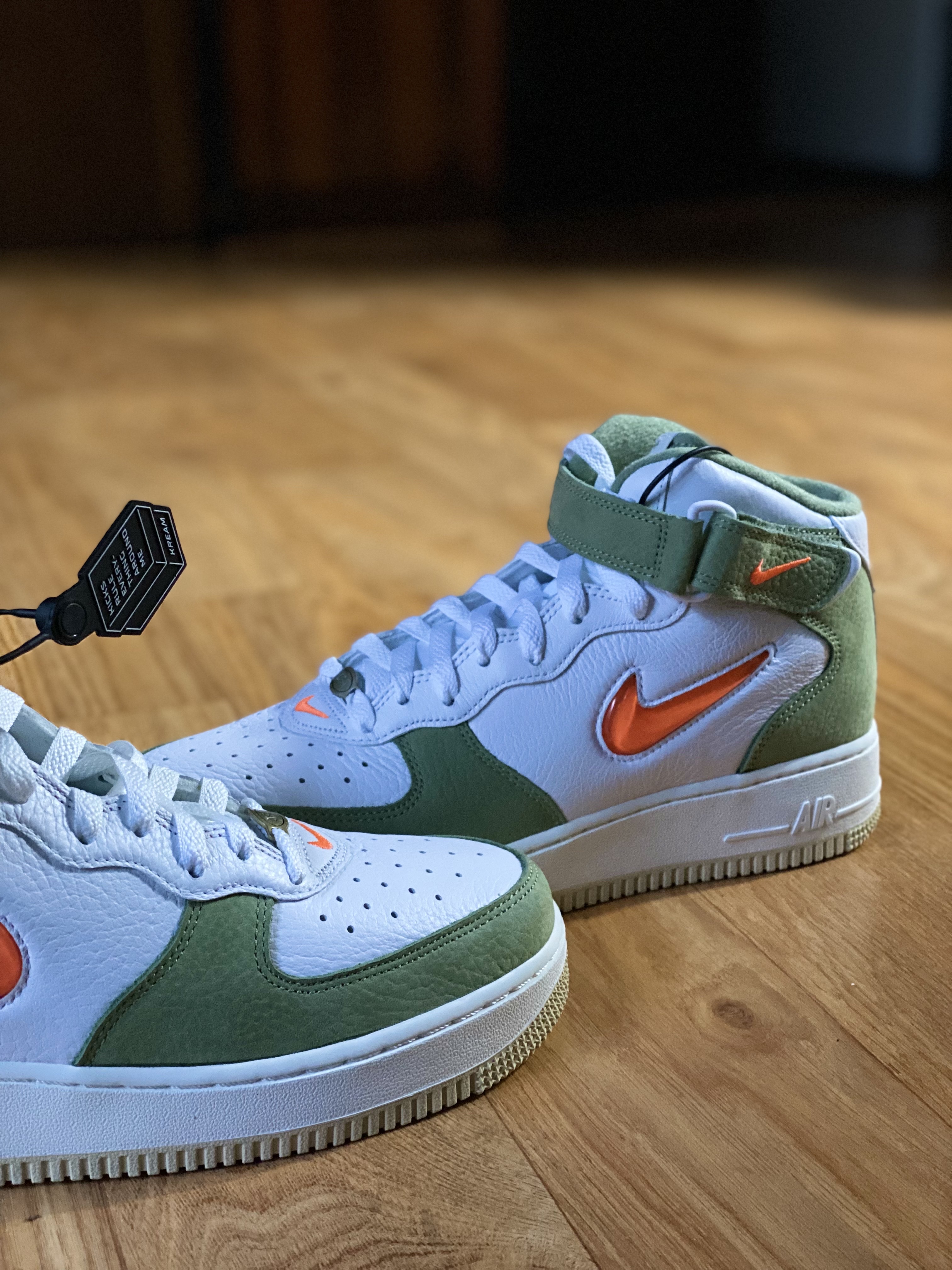 Nike Air Force 1 Mid '07 QS Olive Green and Total Orange 착용 스타일 - 1
