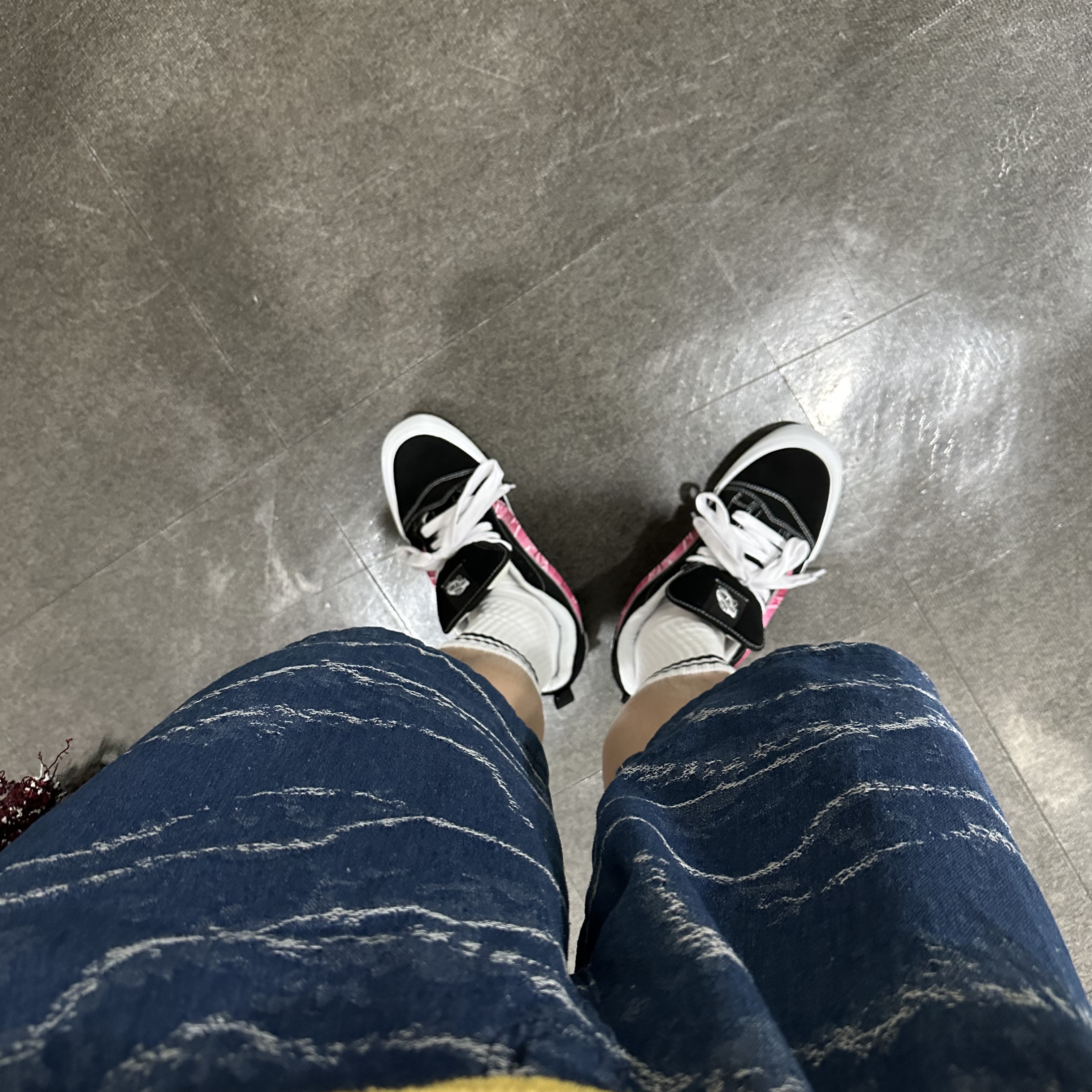 Vans x Peaches. Knu-Skool Black Pink 착용 스타일 - 1