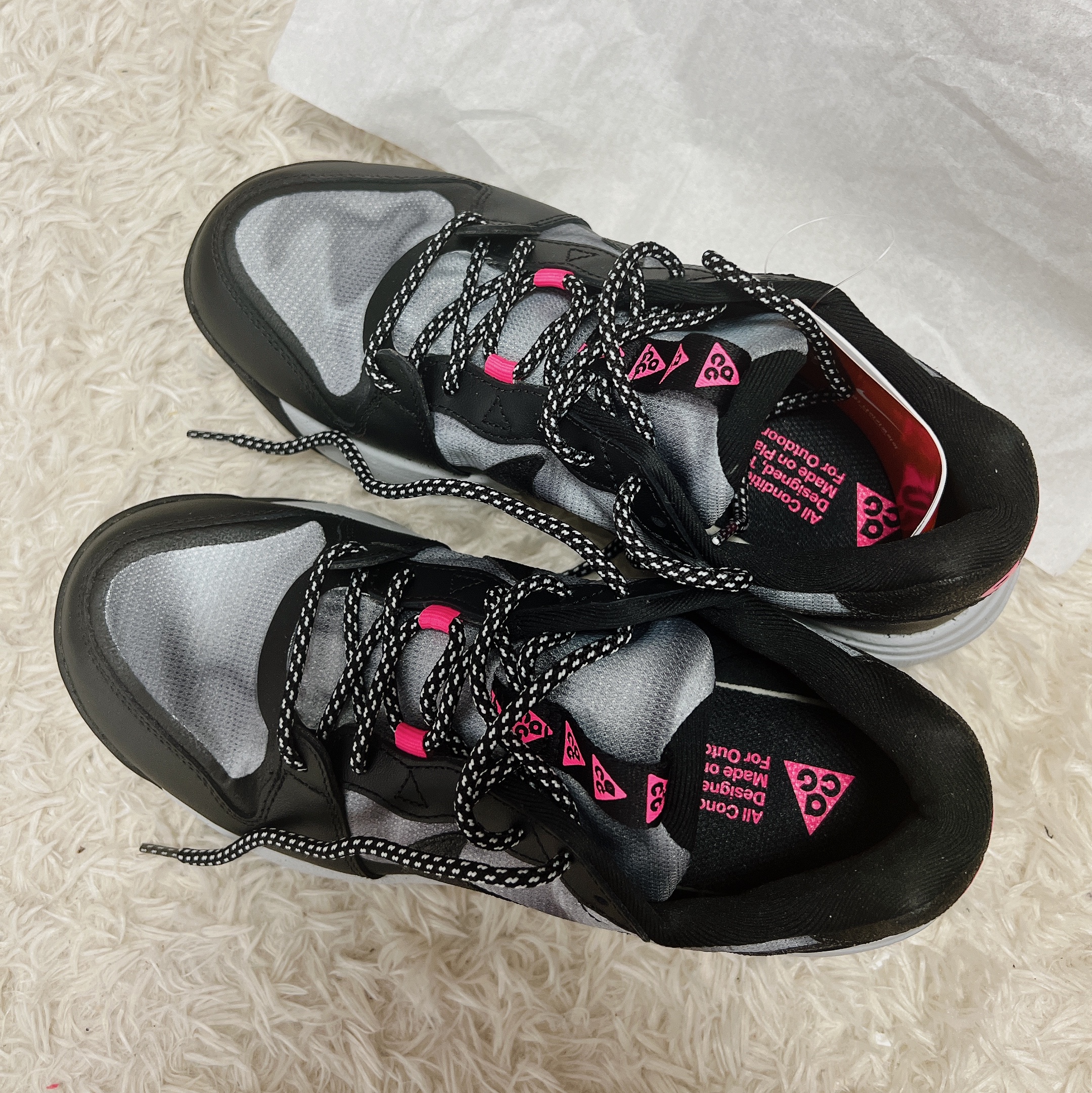 Nike ACG Lowcate SE Black Hyper Pink 착용 스타일 - 1