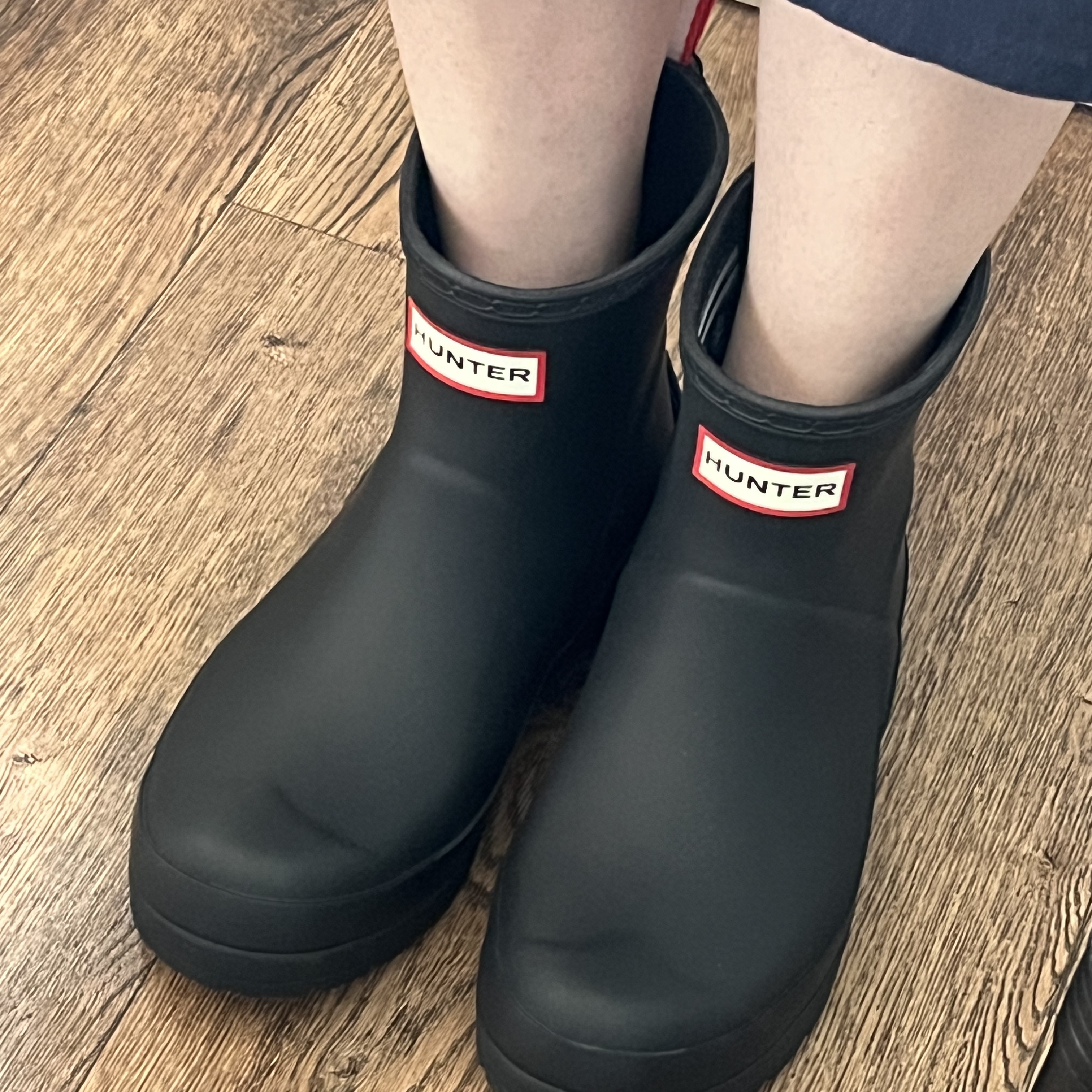 (W) Hunter Play Short Rain Boots Black 착용 스타일 - 1