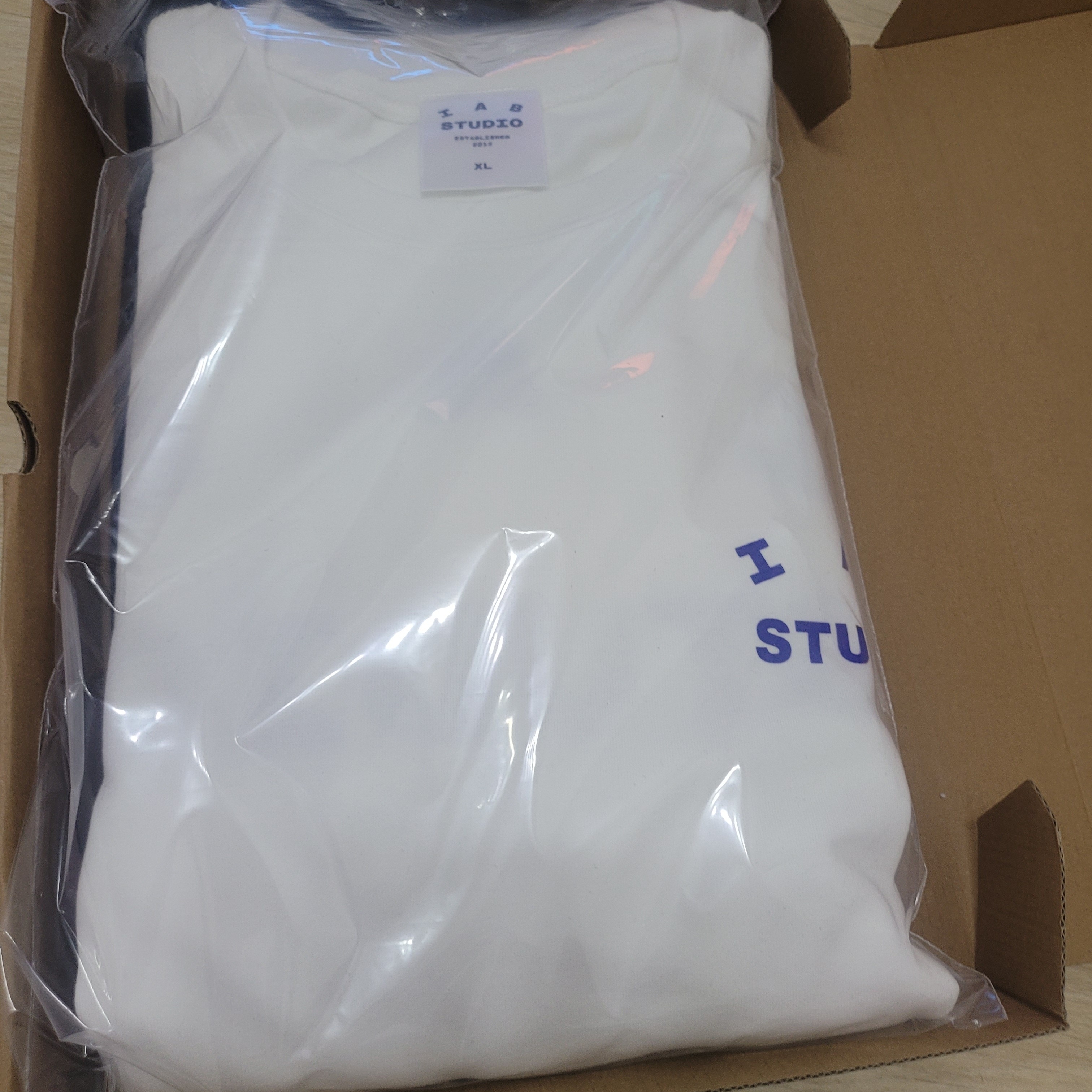 IAB Studio 10th Anniversary T-Shirts Pack White & Black (2 Pack) 착용 스타일 - 2