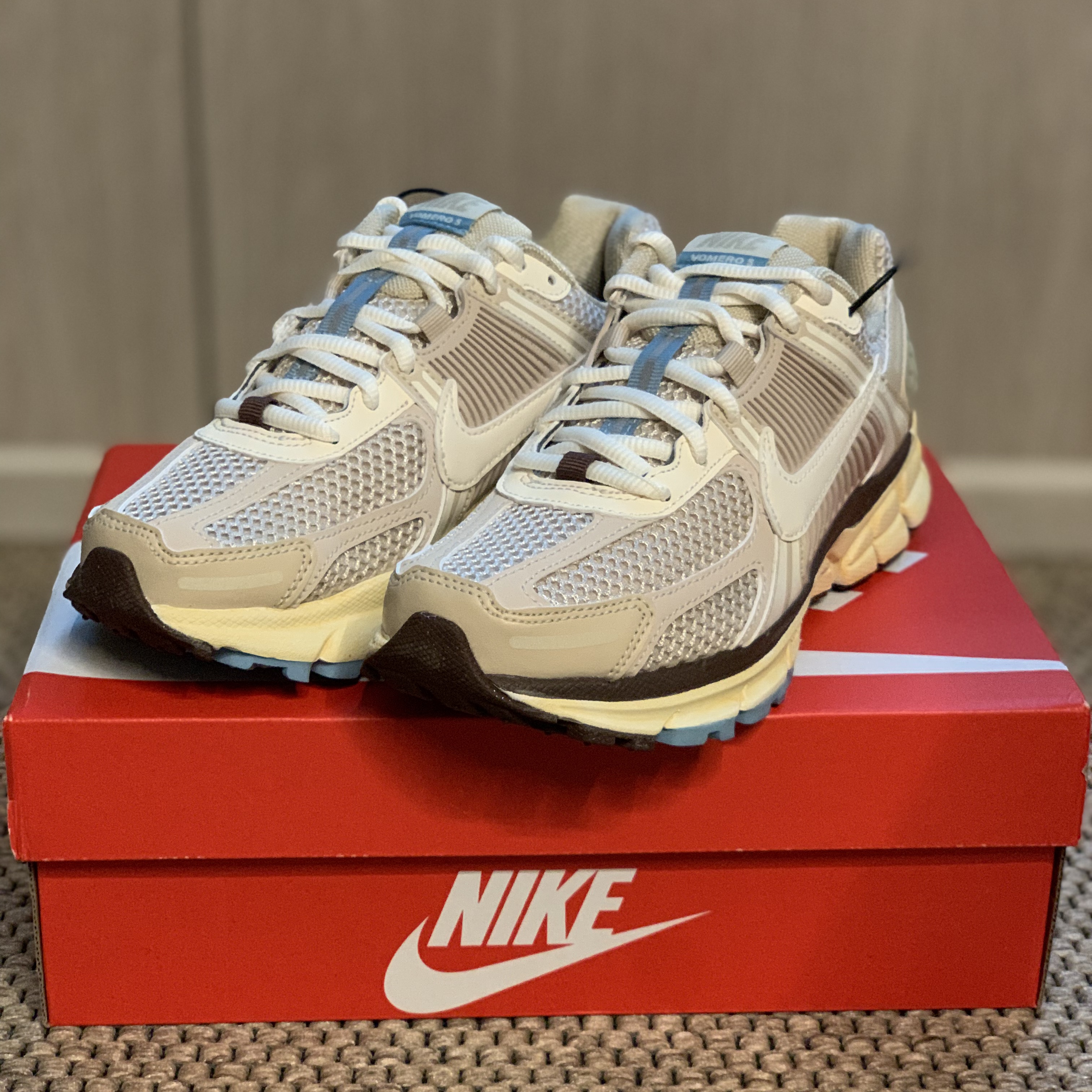 (W) Nike Zoom Vomero 5 Oatmeal 착용 스타일 - 4