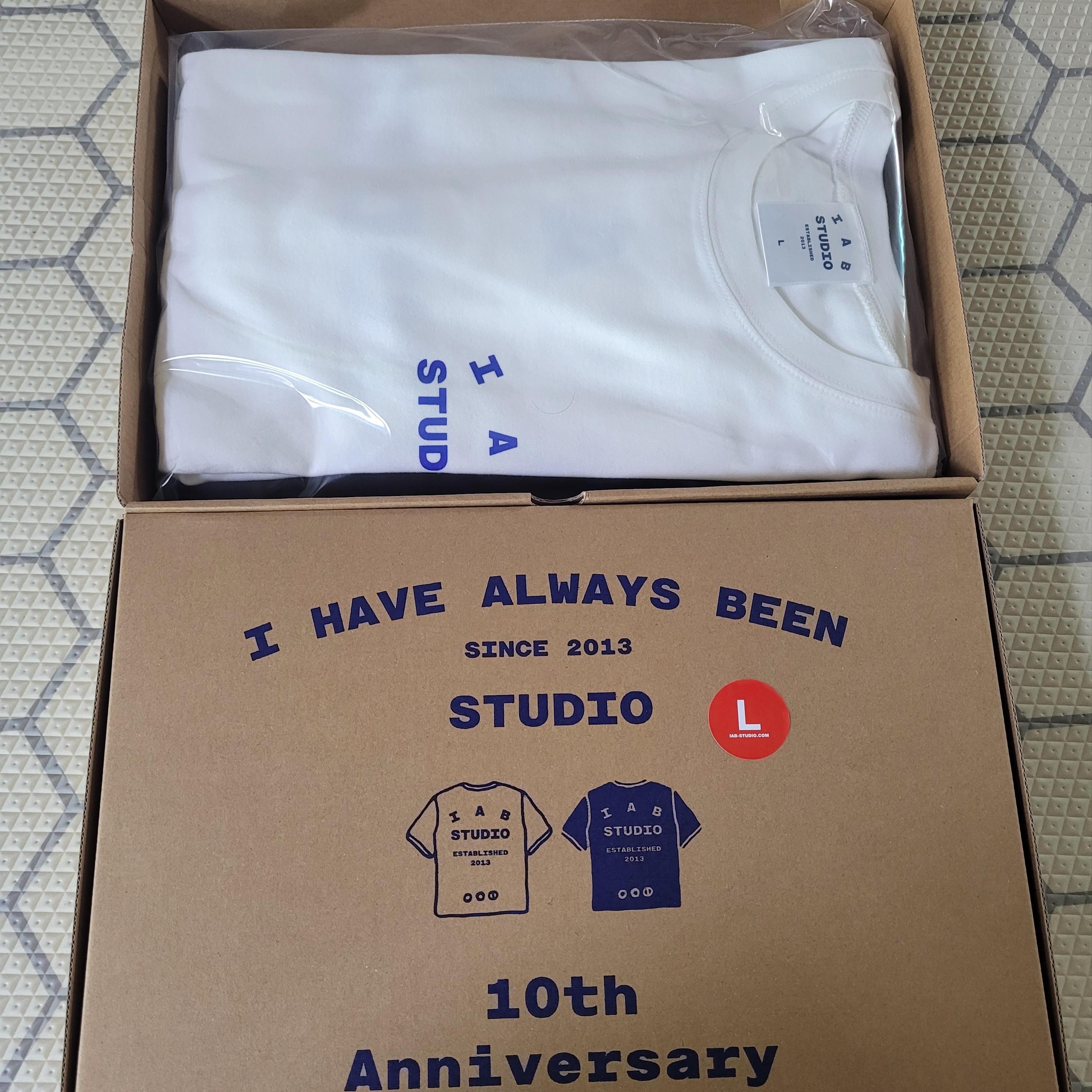 IAB Studio 10th Anniversary T-Shirts Pack White & Black (2 Pack) 착용 스타일