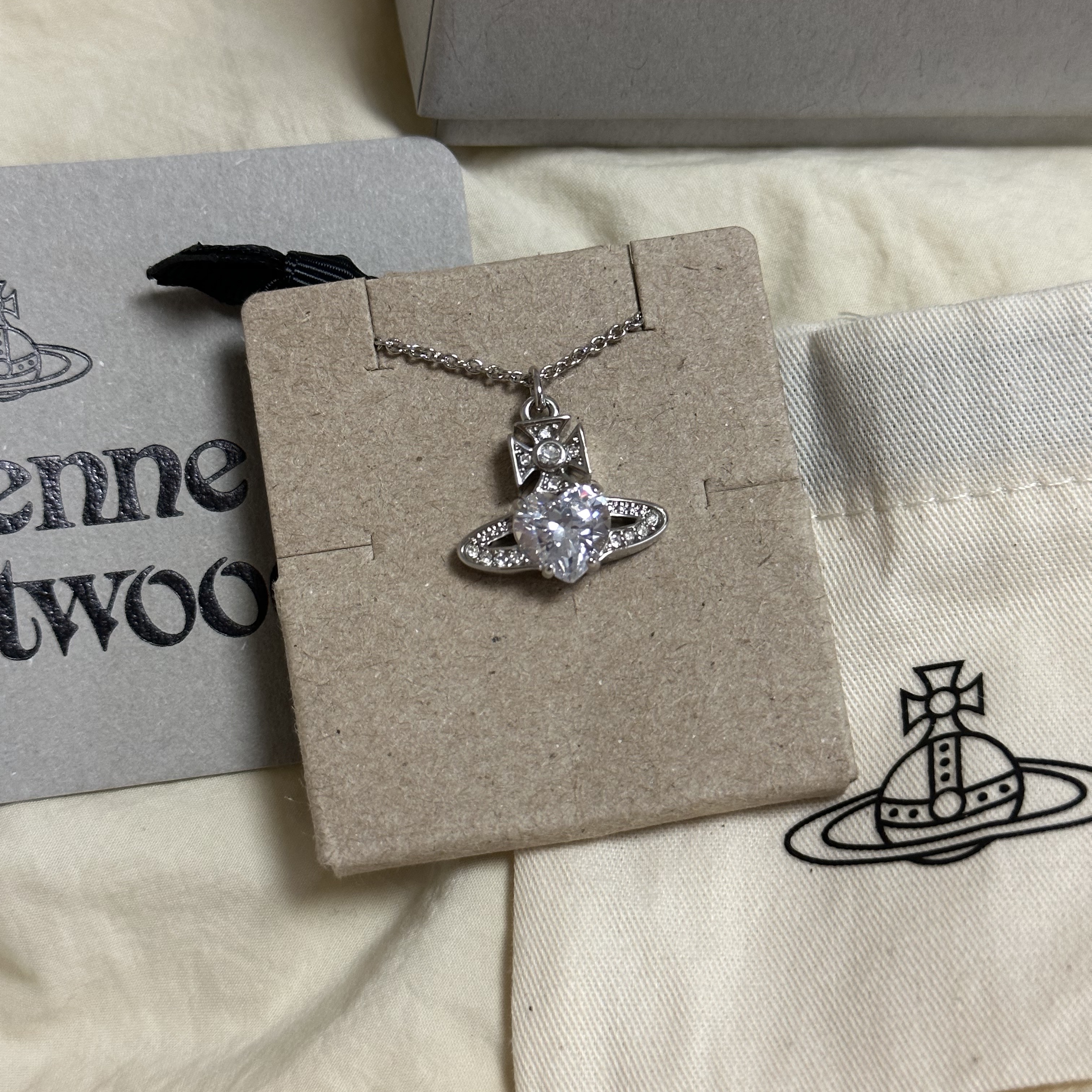 Vivienne Westwood Ariella Pendant Platinum 착용 스타일 - 4