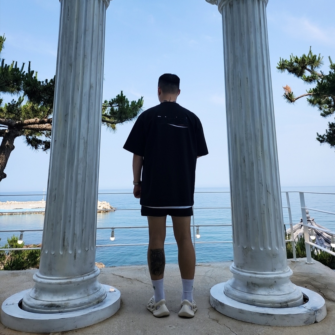 발렌시아가 개퍼 티셔츠 라지 핏 블랙, 롤렉스 서브마리너 41mm 124060 블랙 오이스터 착용 스타일 - 1