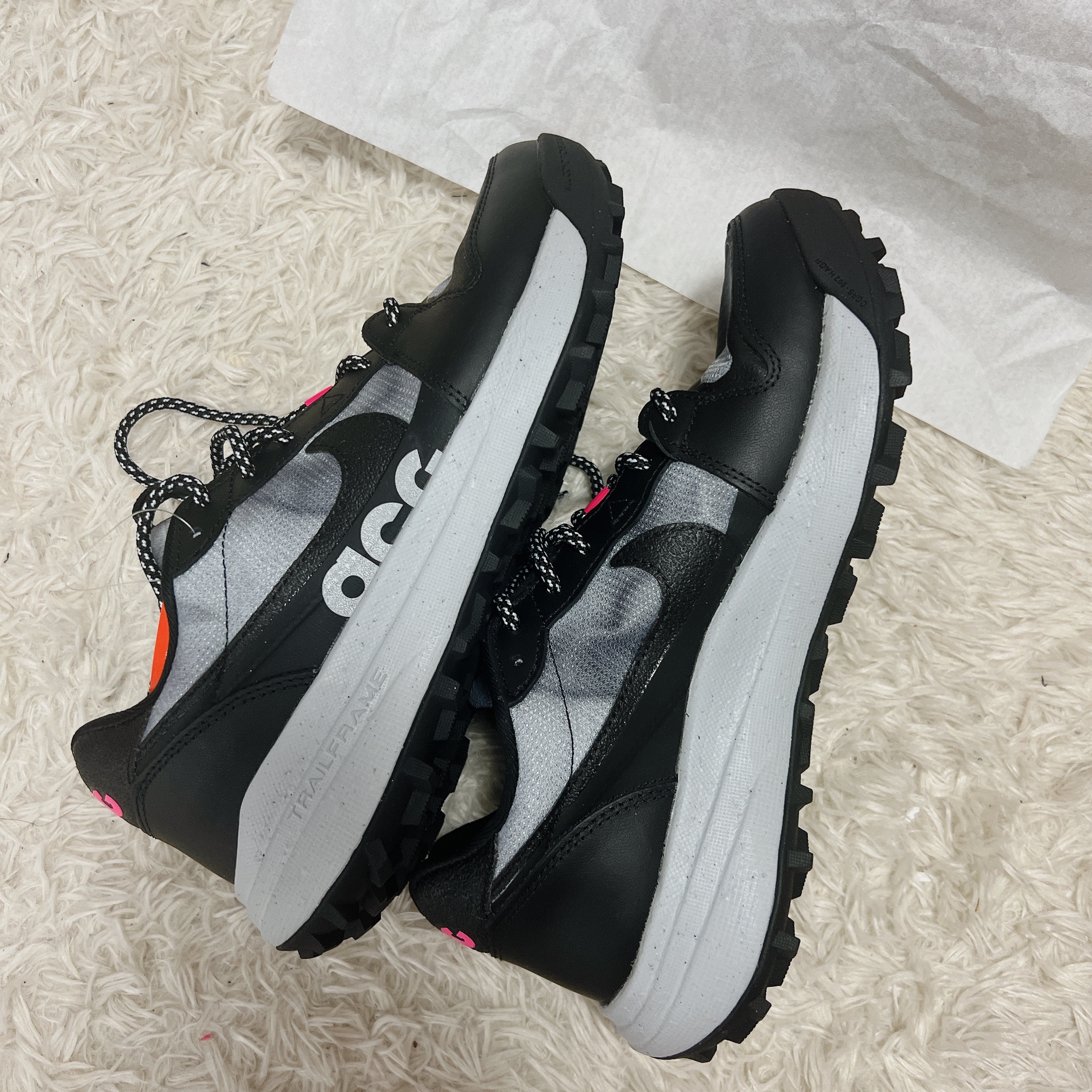 Nike ACG Lowcate SE Black Hyper Pink 착용 스타일 - 2
