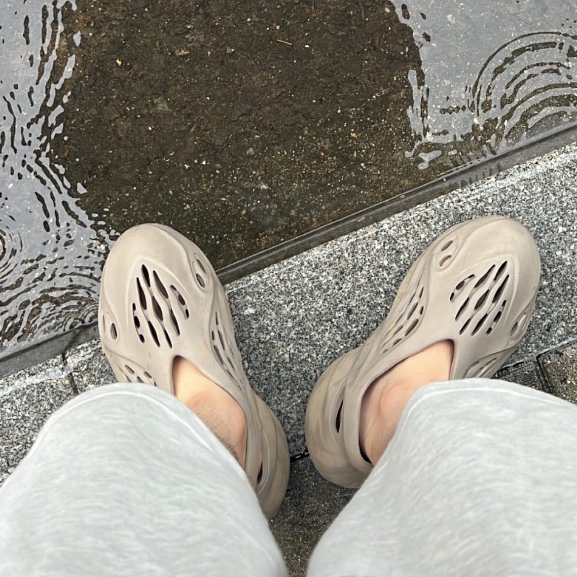 Adidas Yeezy Foam RNNR Stone Sage 착용 스타일