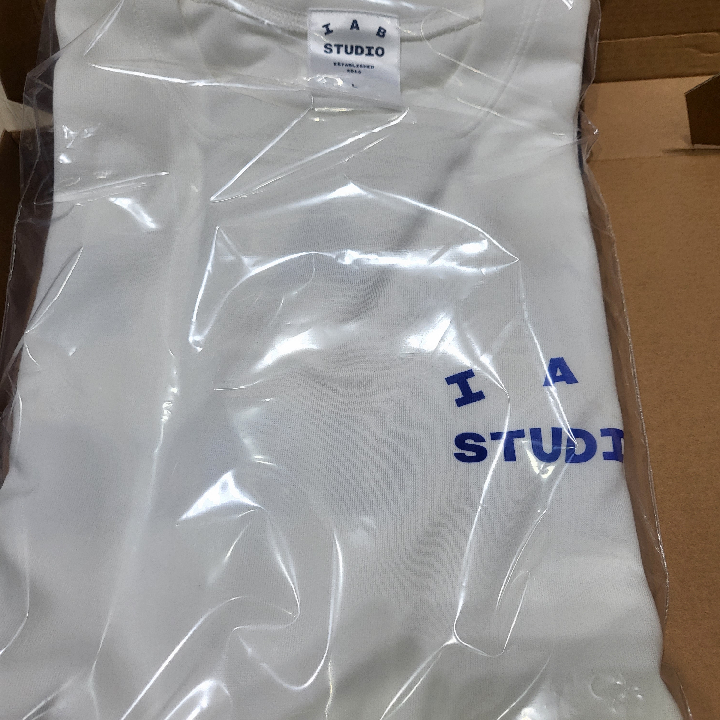 IAB Studio 10th Anniversary T-Shirts Pack White & Black (2 Pack) 착용 스타일 - 2