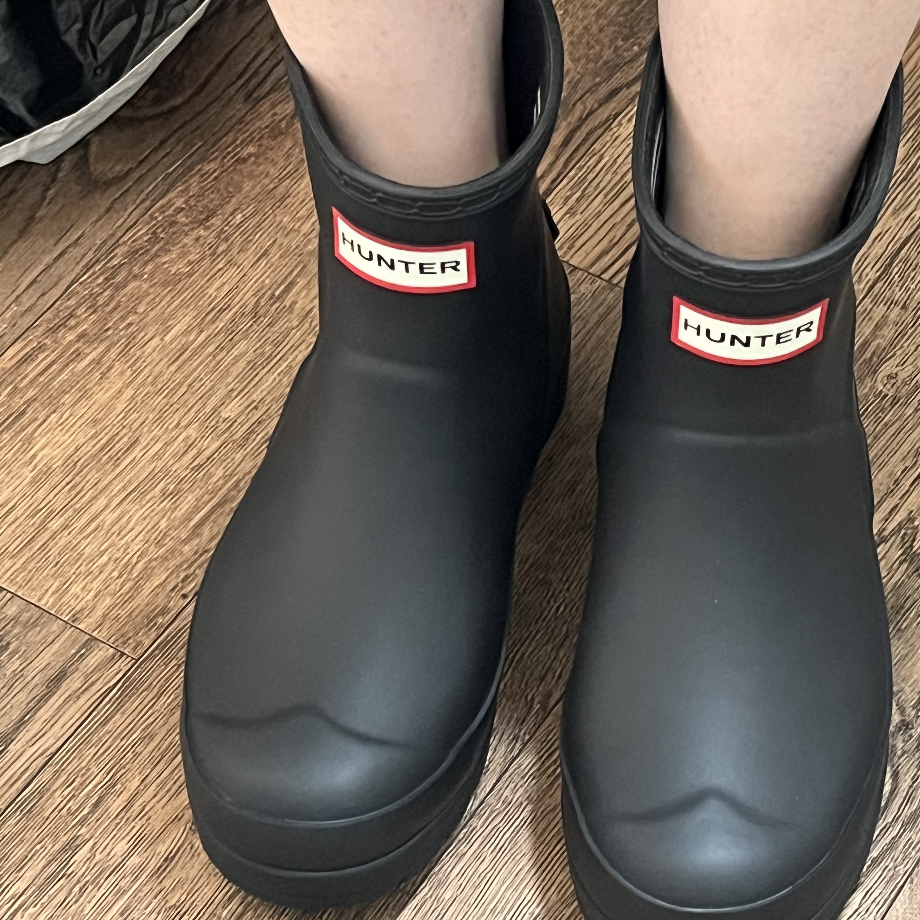 (W) Hunter Play Short Rain Boots Black 착용 스타일 - 2