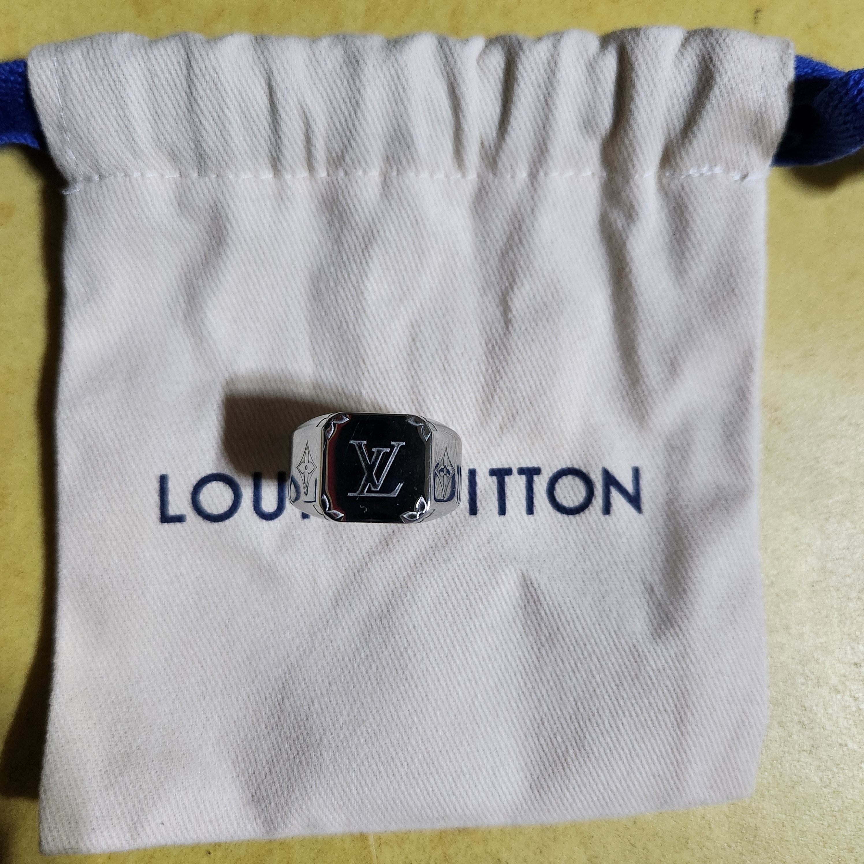 Louis Vuitton Monogram Signet Ring Palladium 착용 스타일 - 2