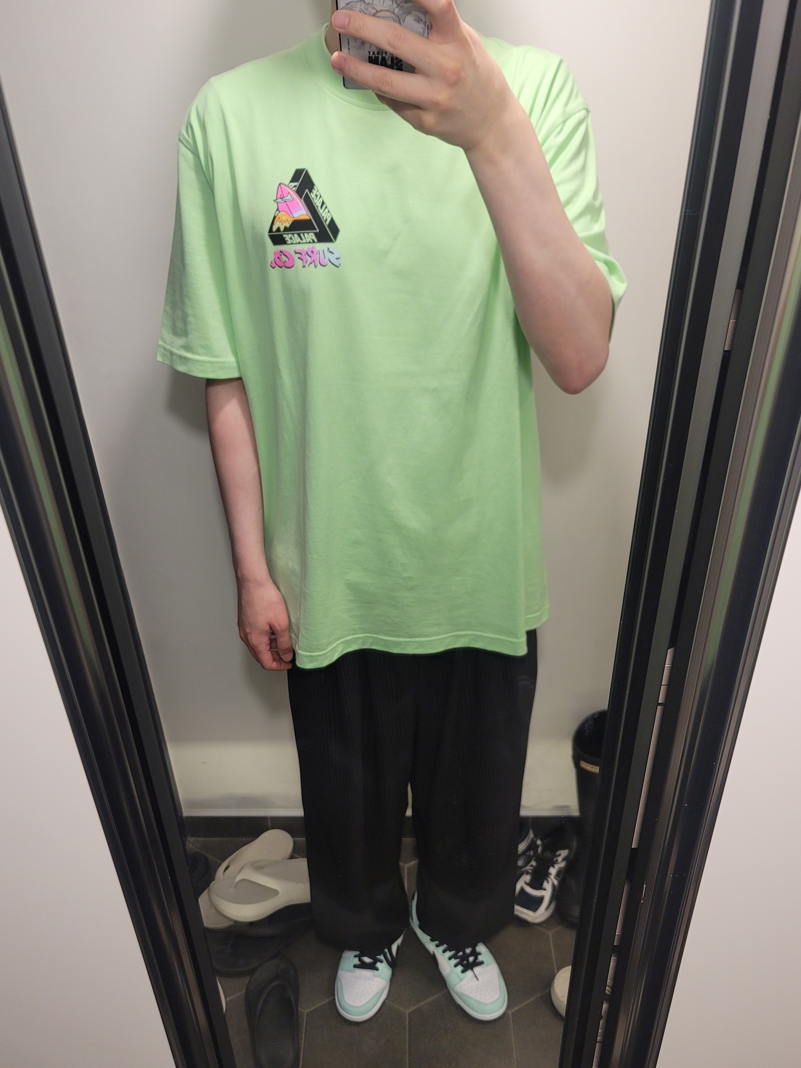Palace Tri-Surf Co T-Shirt Pistachio - 22SS 착용 스타일