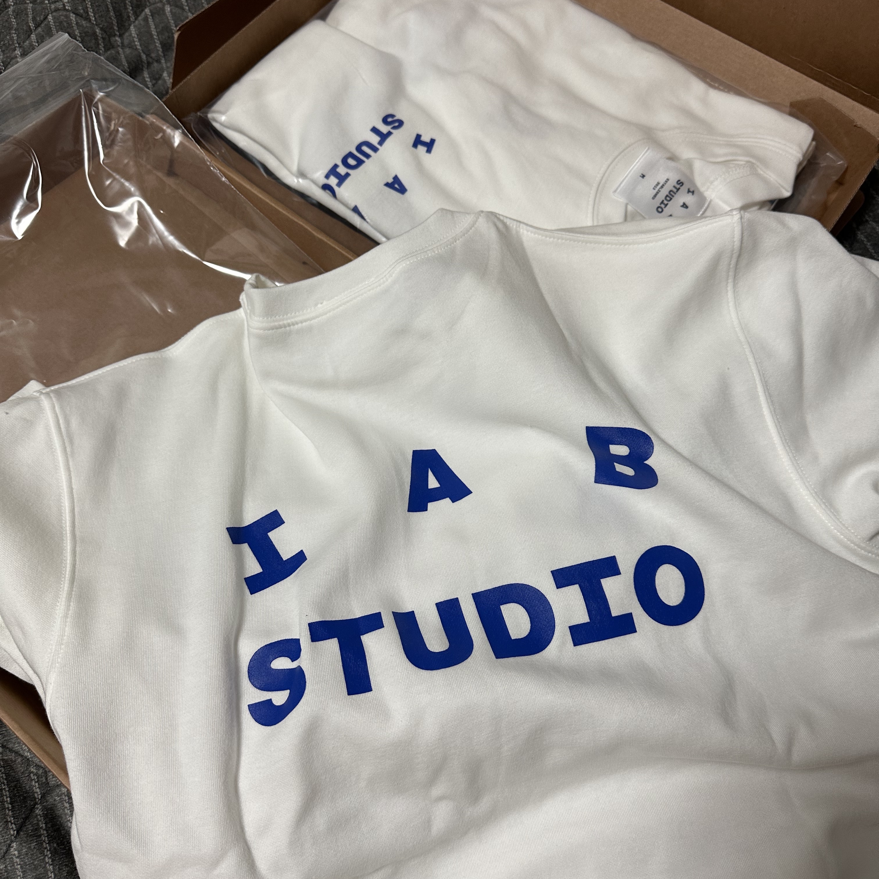 IAB Studio 10th Anniversary T-Shirts Pack White & Black (2 Pack) 착용 스타일