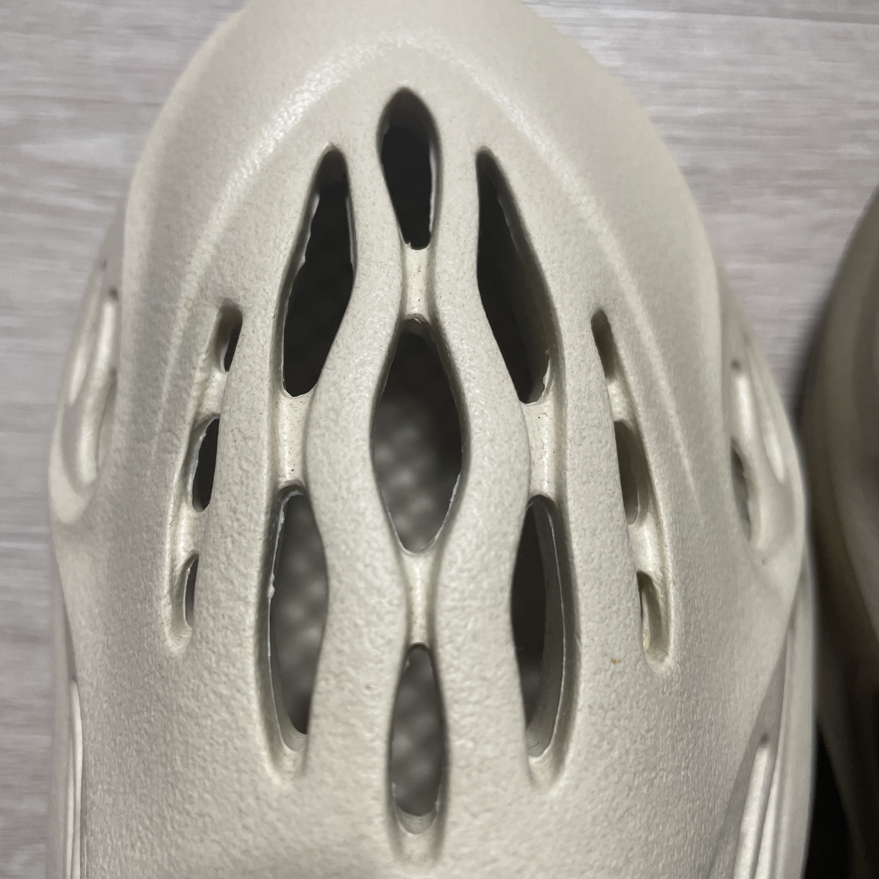 Adidas Yeezy Foam RNNR Sand, Adidas Yeezy Foam RNNR Stone Sage 착용 스타일 - 3