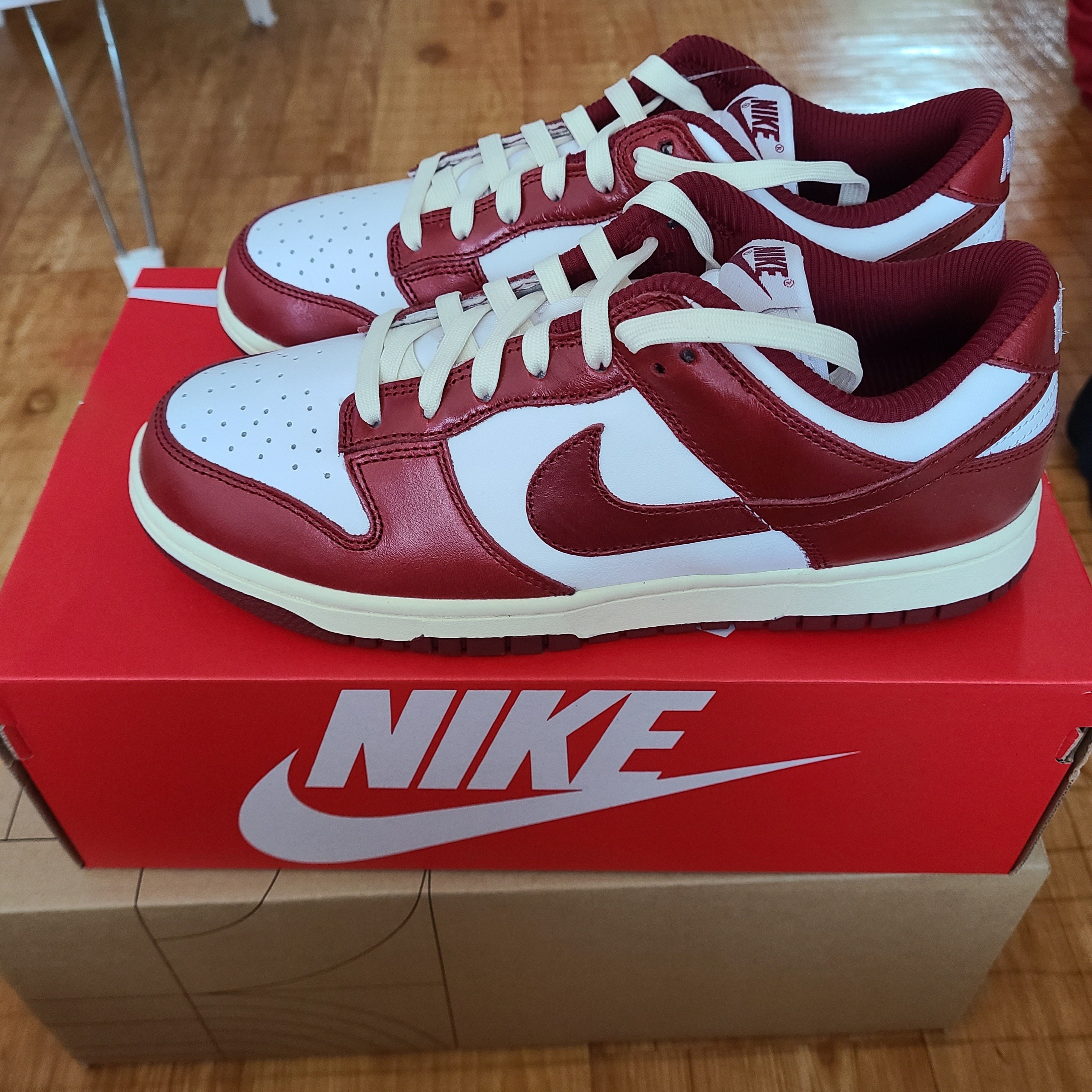 (W) Nike Dunk Low Retro PRM Team Red and White 착용 스타일