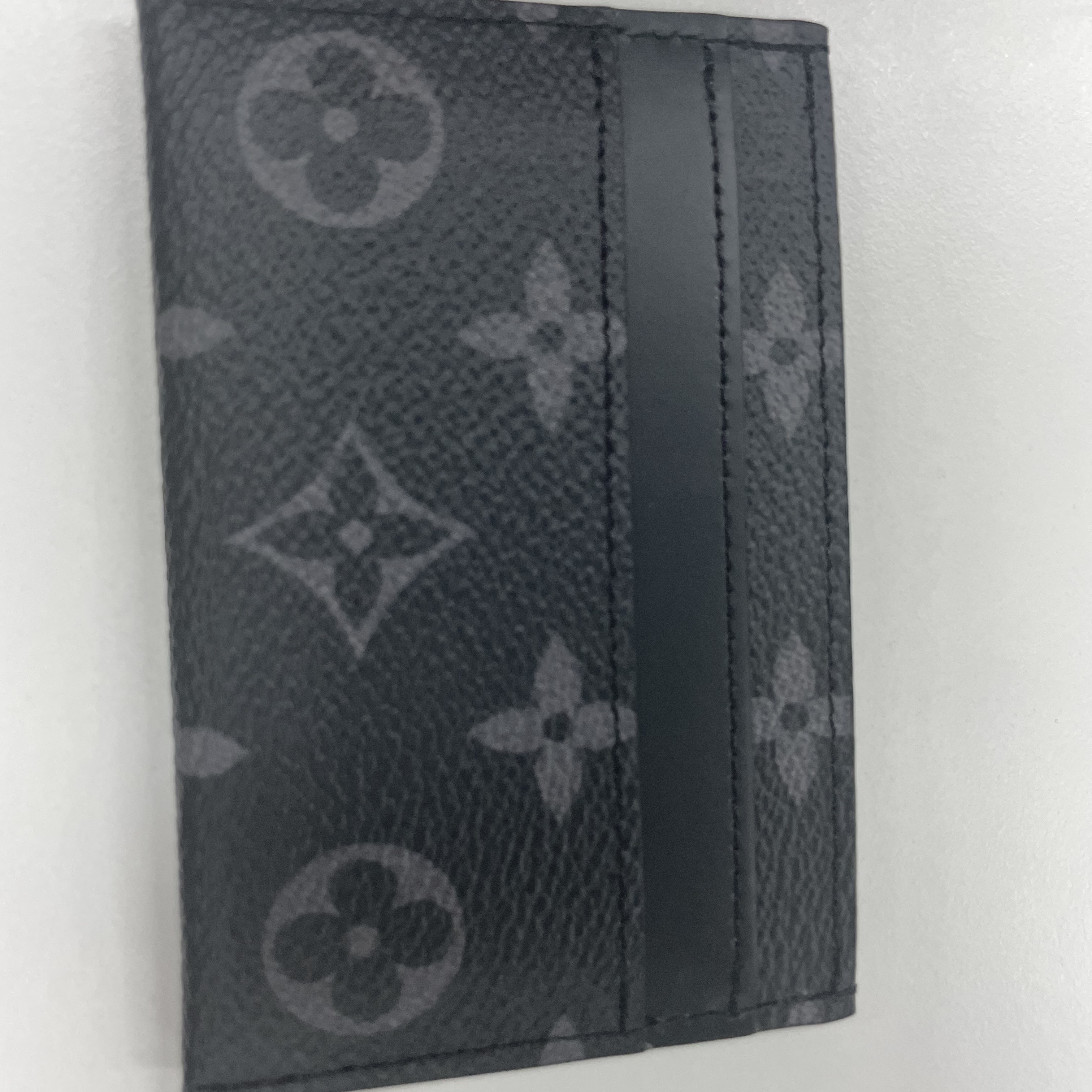 Louis Vuitton Double Card Holder Monogram Eclipse 착용 스타일 - 2