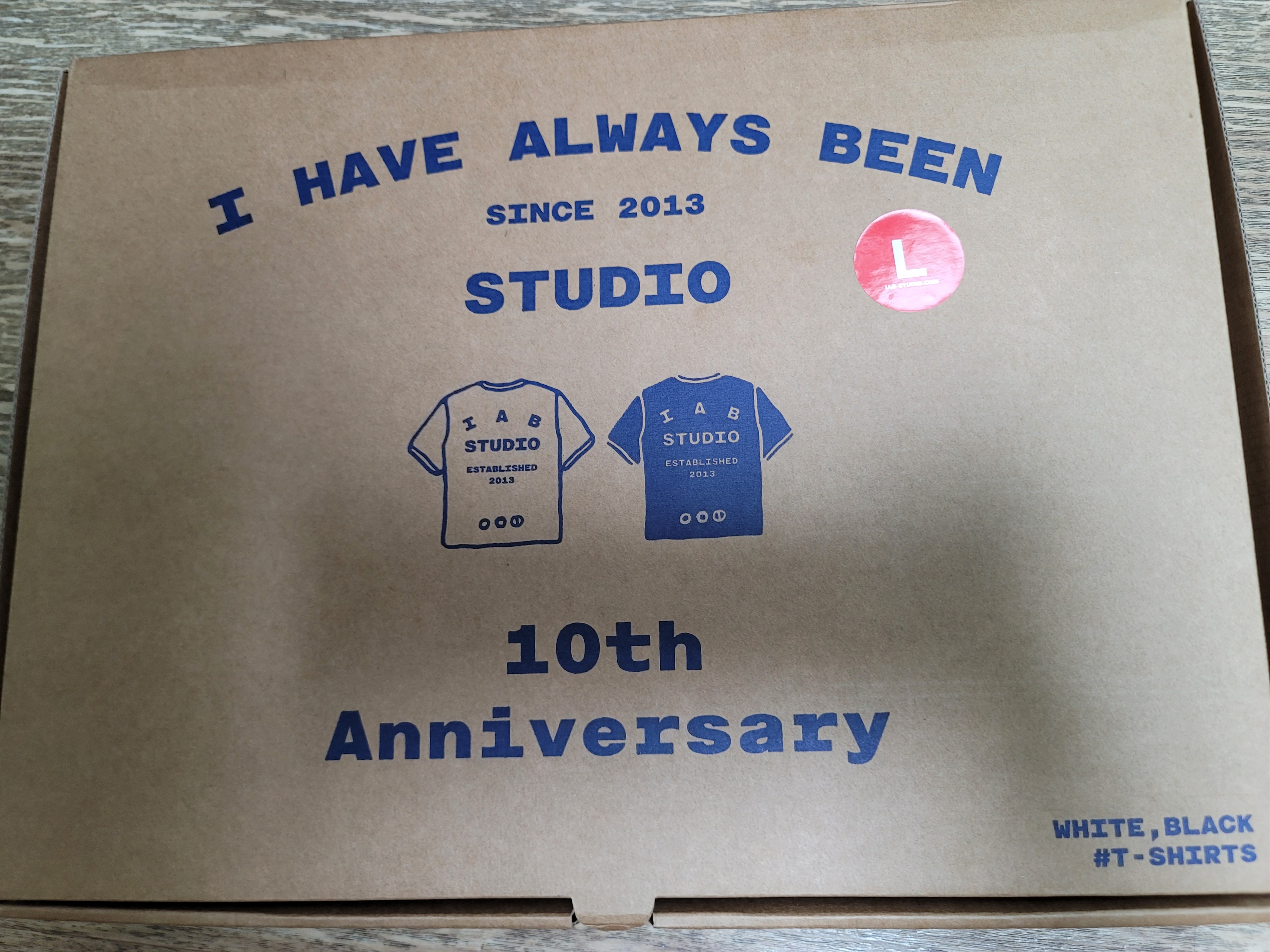 IAB Studio 10th Anniversary T-Shirts Pack White & Black (2 Pack), IAB Studio T-Shirt White Light Green 착용 스타일 - 1