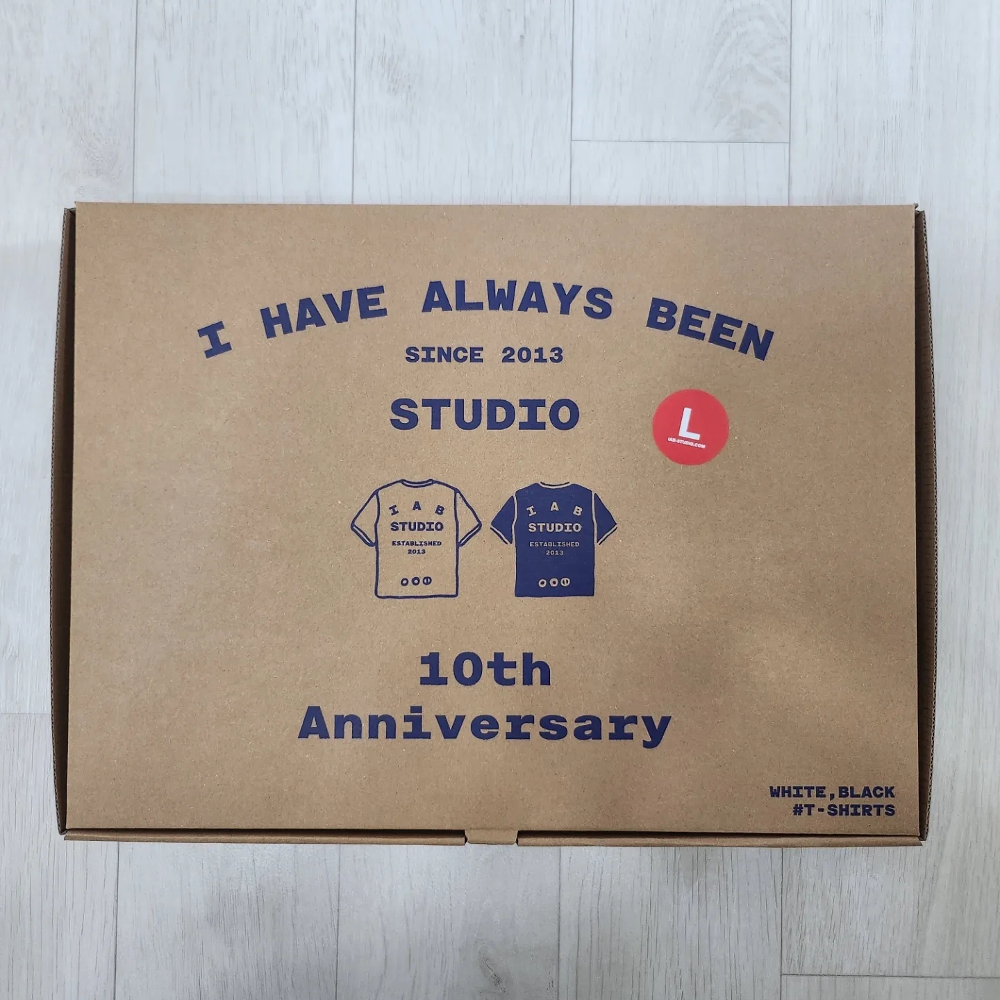 IAB Studio 10th Anniversary T-Shirts Pack White & Black (2 Pack) 착용 스타일 - 1