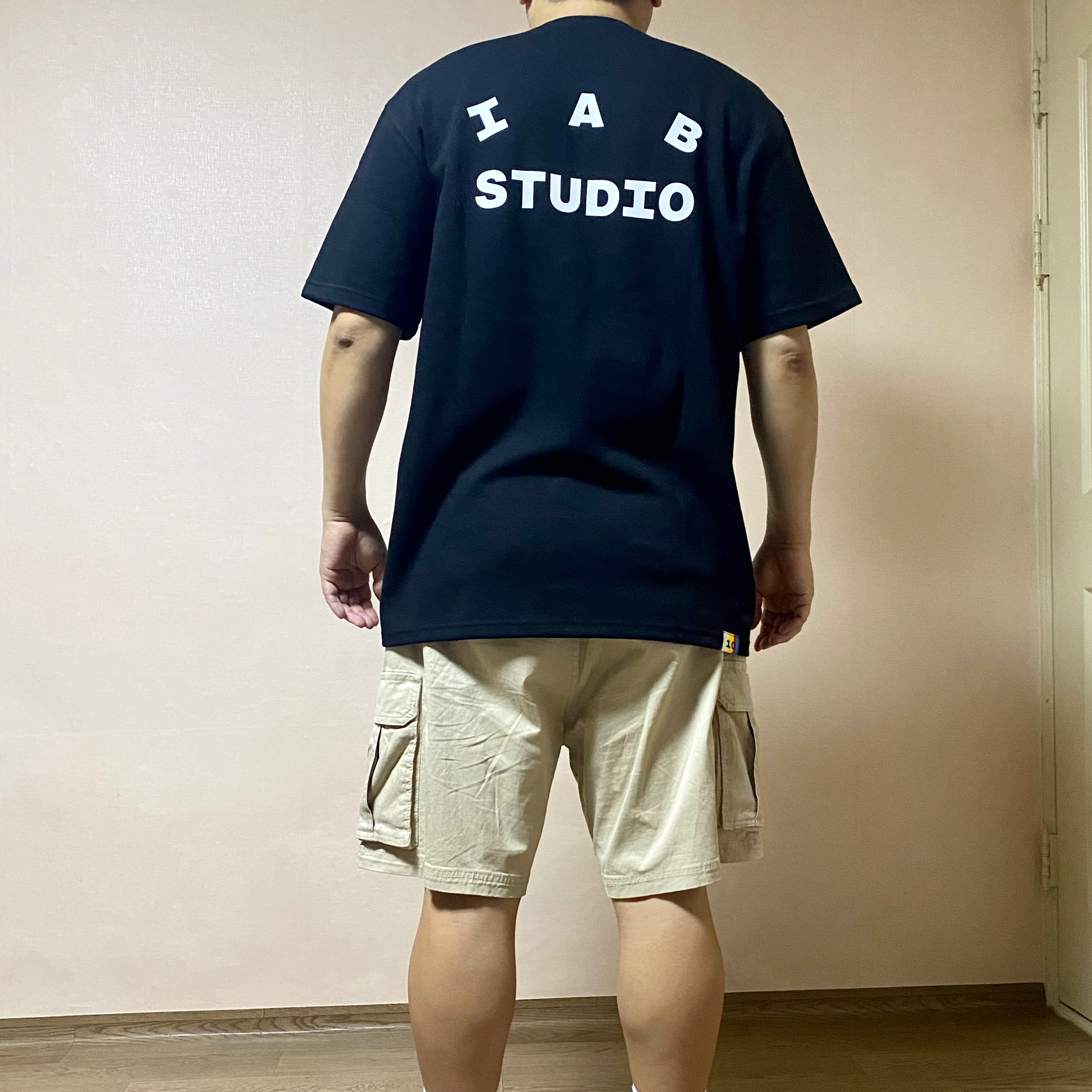 IAB Studio 10th Anniversary T-Shirts Pack White & Black (2 Pack), (W) Jordan 1 x Travis Scott Retro Low OG SP Medium Olive 착용 스타일 - 4
