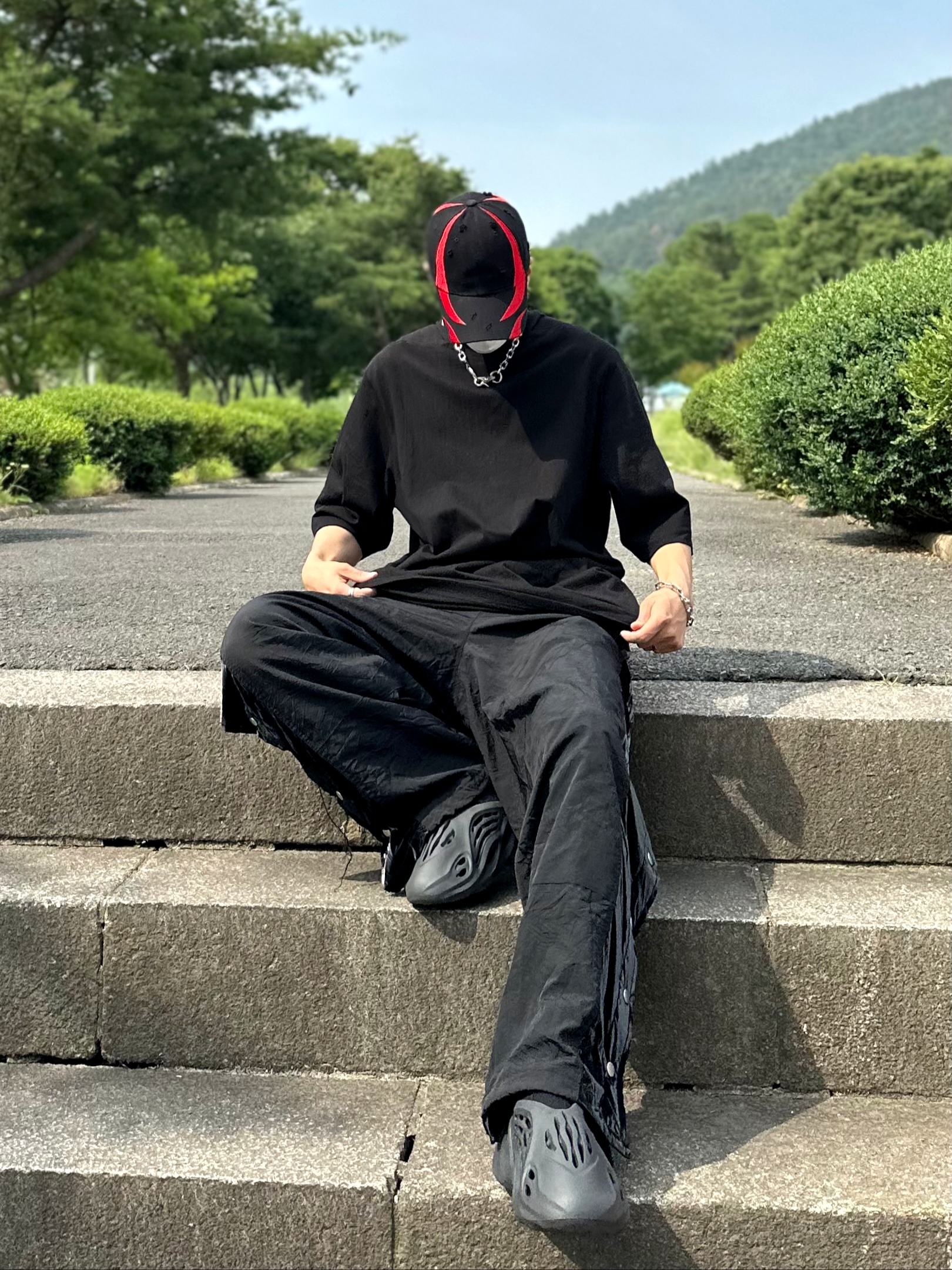 Adidas Yeezy Foam RNNR Onyx 착용 스타일 - 1