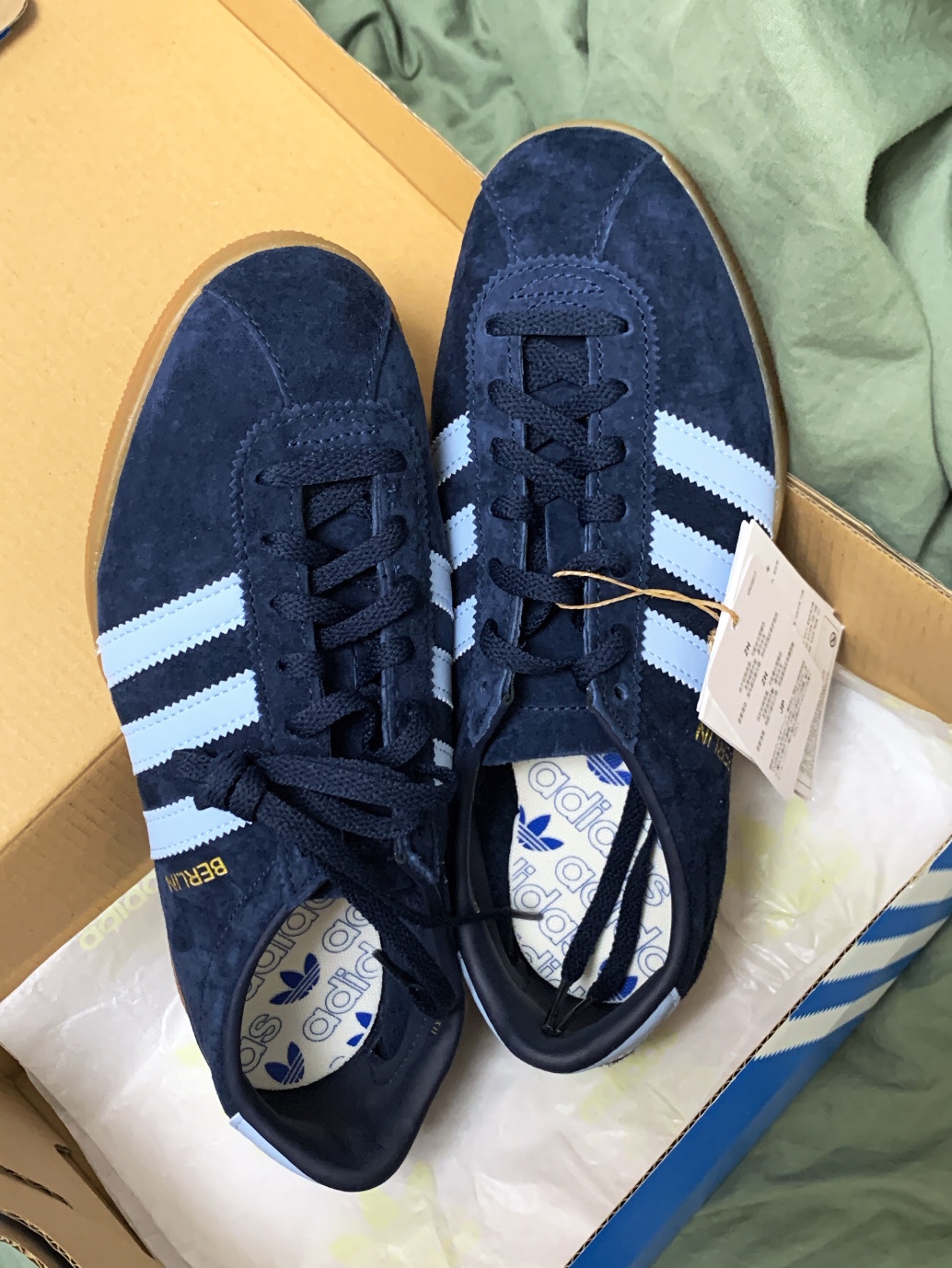 Adidas Berlin Collegiate Navy Pantone 착용 스타일