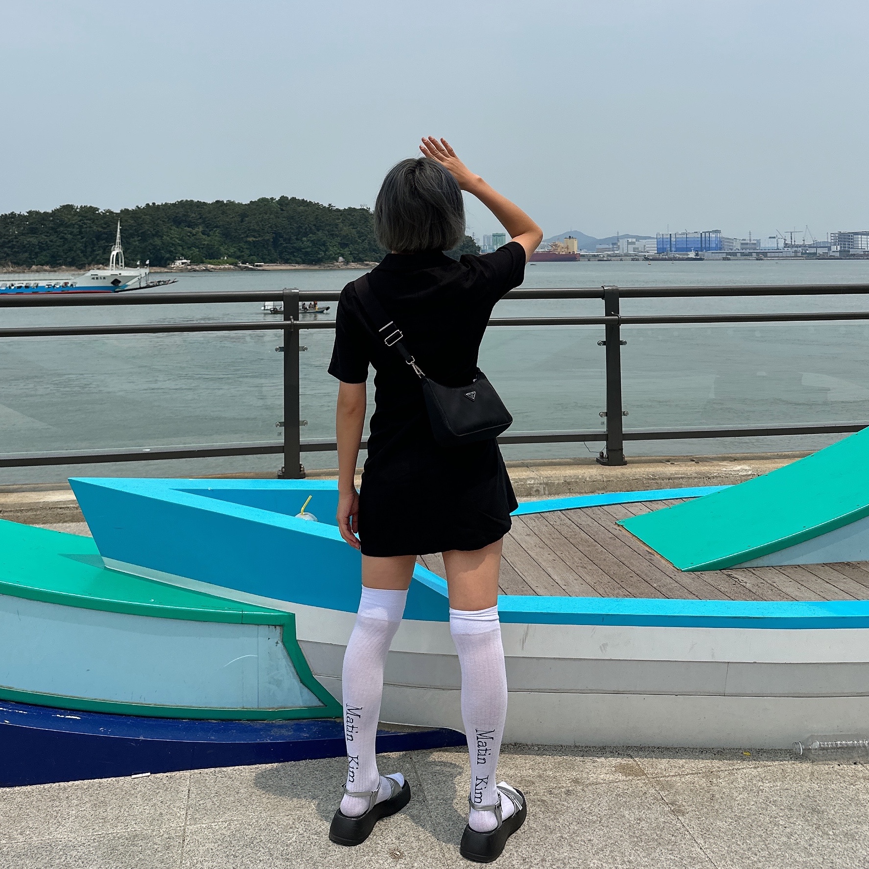 (W) Matin Kim Over Knee Socks White, Prada Re-Edition 2005 Re-Nylon Shoulder Bag Black 착용 스타일 - 1
