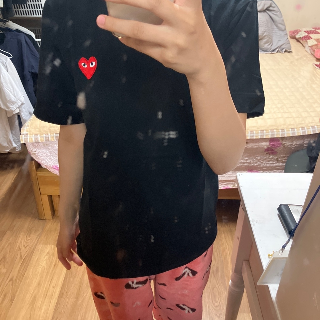 Play Comme des Garcons Red Heart T-Shirt Black 착용 스타일 - 4