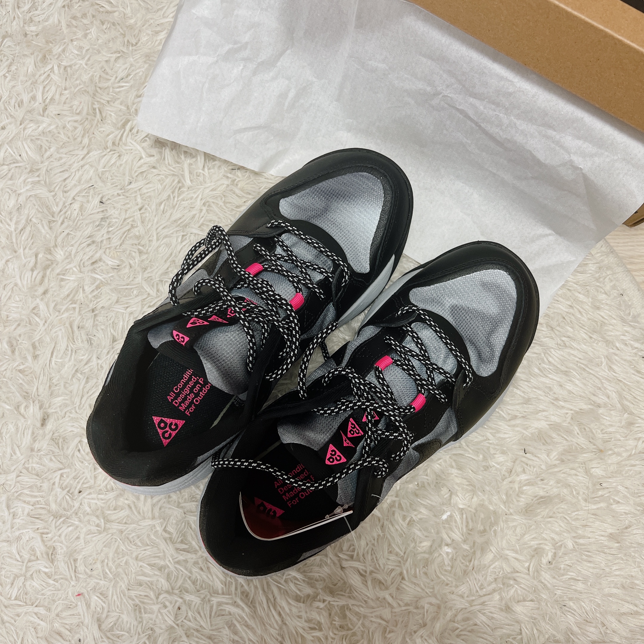 Nike ACG Lowcate SE Black Hyper Pink 착용 스타일 - 3