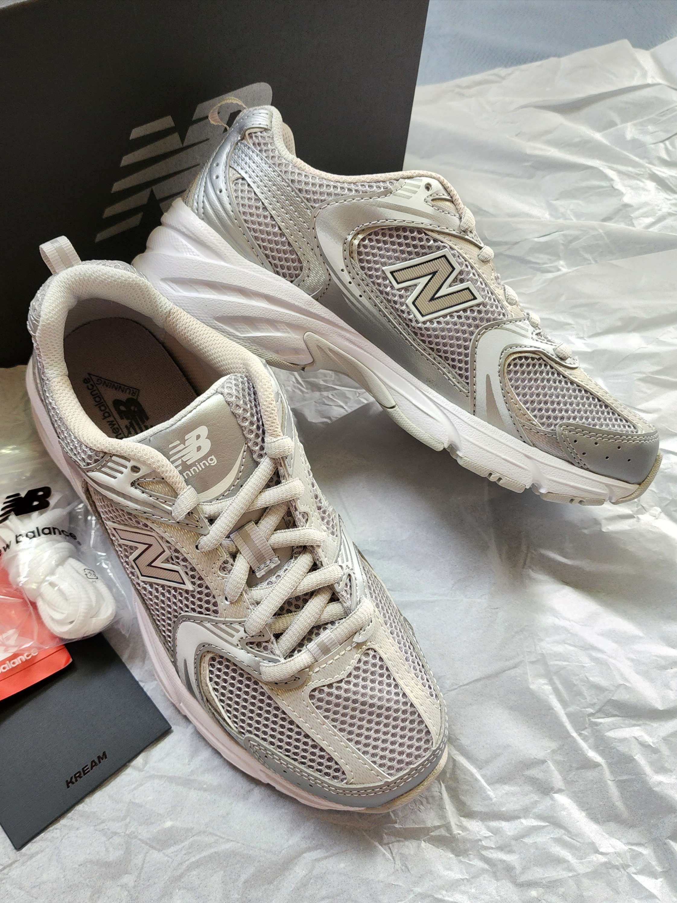 New Balance 530 Silver Grey 착용 스타일