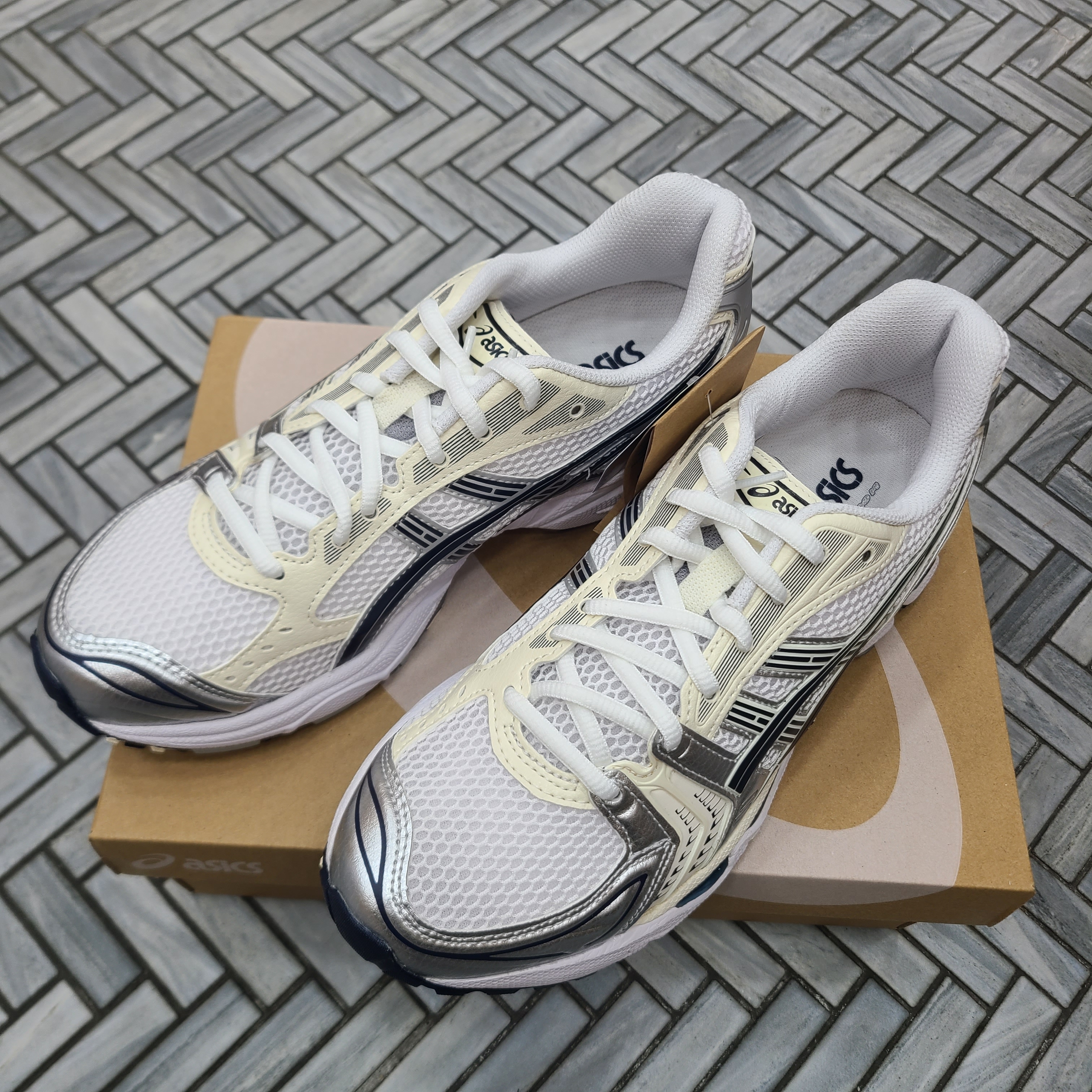 (W) Asics Gel-Kayano 14 White Midnight 착용 스타일