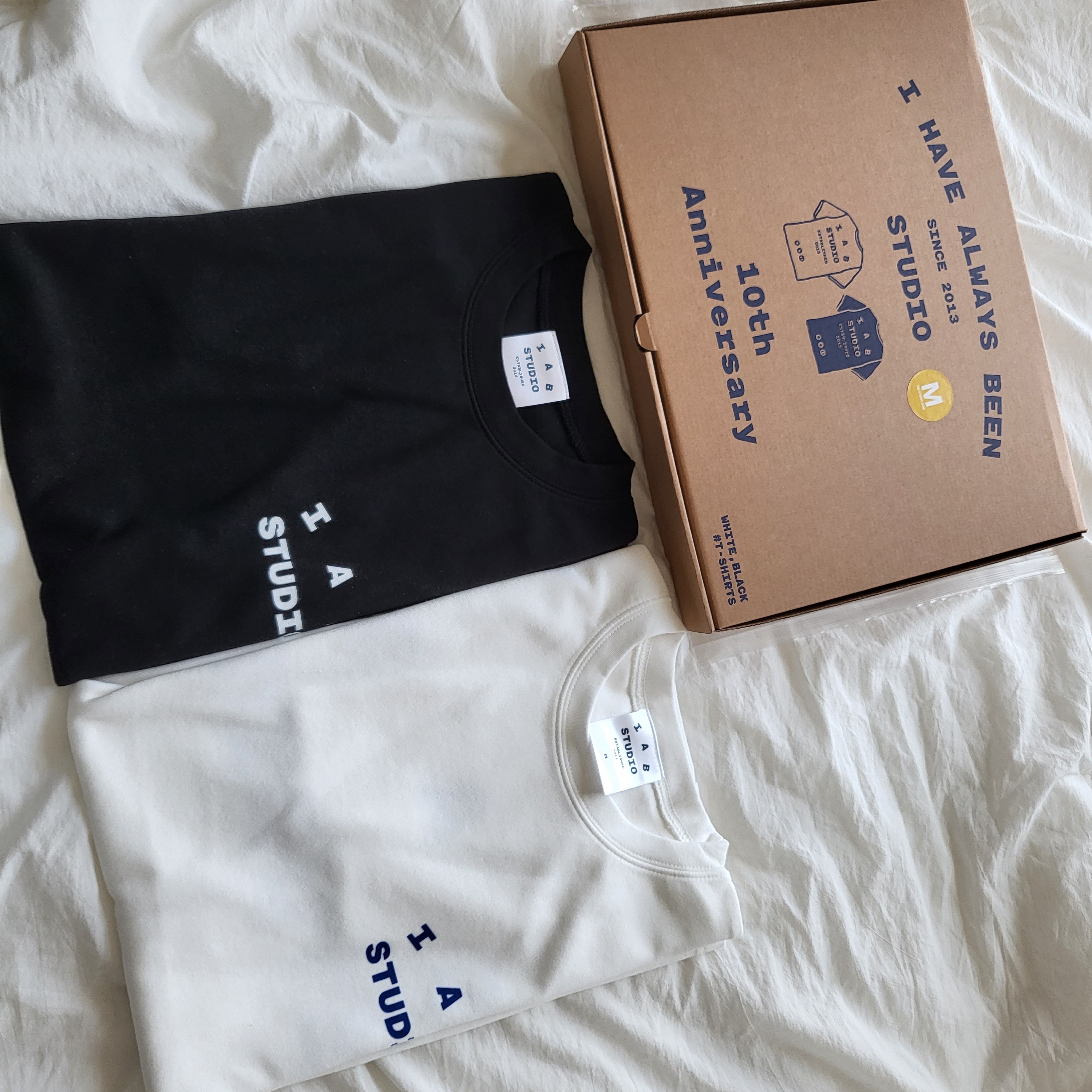 IAB Studio 10th Anniversary T-Shirts Pack White & Black (2 Pack) 착용 스타일