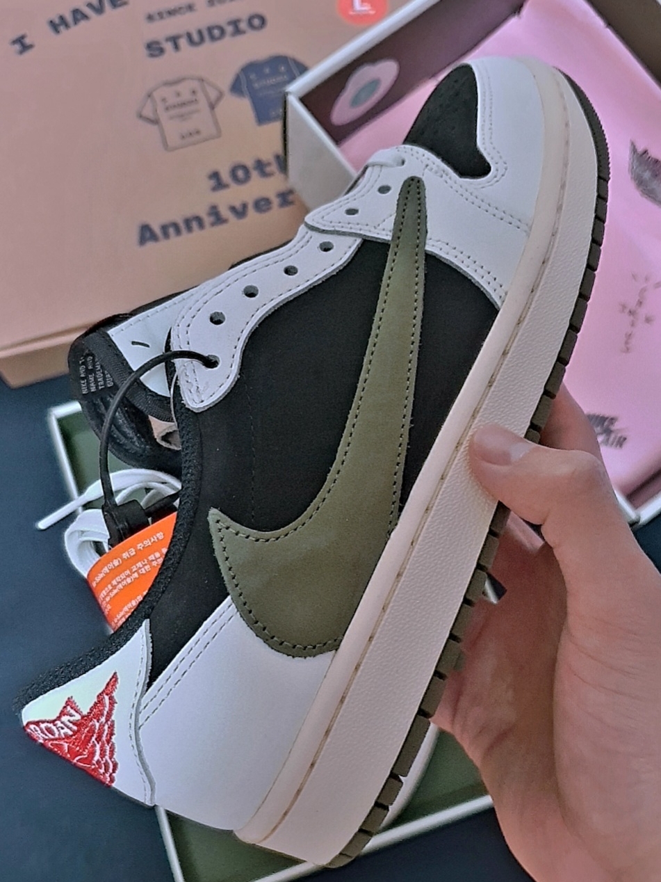(W) Jordan 1 x Travis Scott Retro Low OG SP Medium Olive, IAB Studio 10th Anniversary T-Shirts Pack White & Black (2 Pack) 착용 스타일